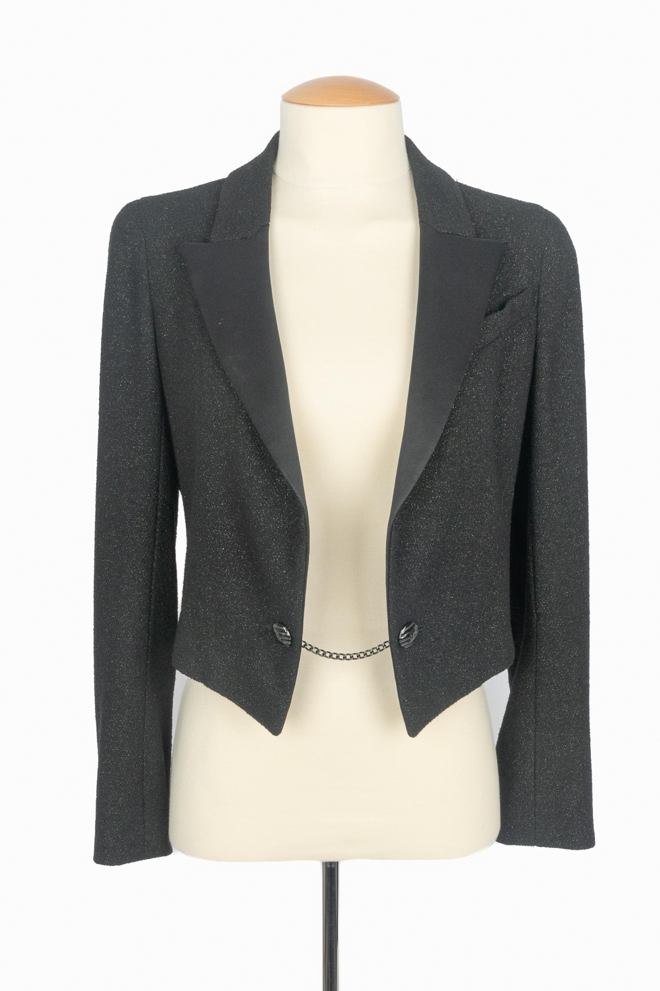 CHANEL - (Fabricado en Francia) Chaqueta corta de mezcla de lana negra con cuello de seda negra y botones metálicos esmaltados de color plateado oscuro. Talla 36FR indicada. Colección Primavera-Verano 2005 bajo la dirección artística de Karl