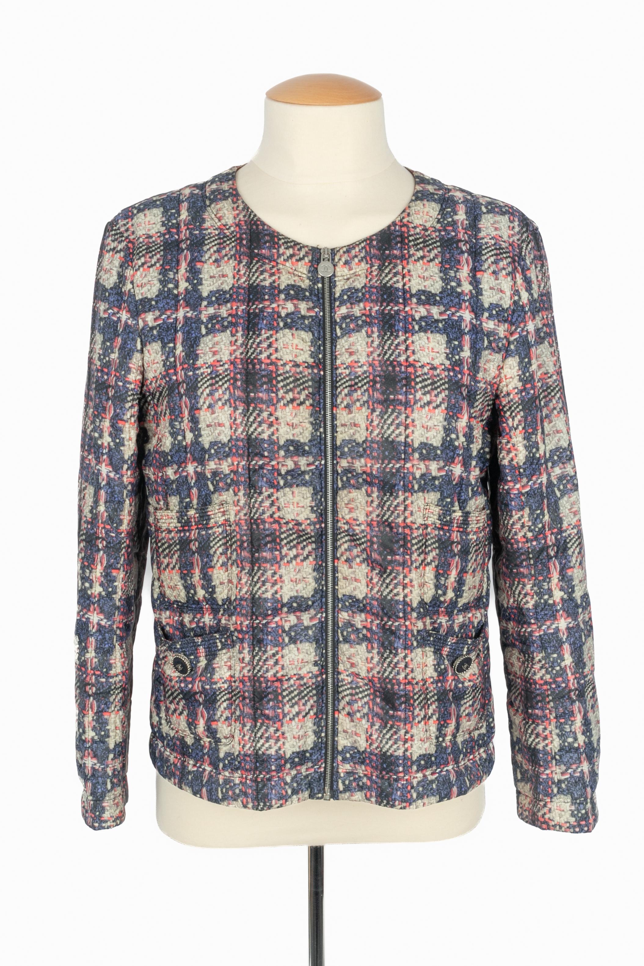 Chanel -(Made in Italy) Giacca a vento con motivo tweed nei toni del blu, rosa e beige. Indicata la taglia 38FR. Una collezione del 2014 circa sotto la direzione artistica di Karl Lagerfeld.

Condizioni:
Ottime condizioni

Dimensioni:
Larghezza