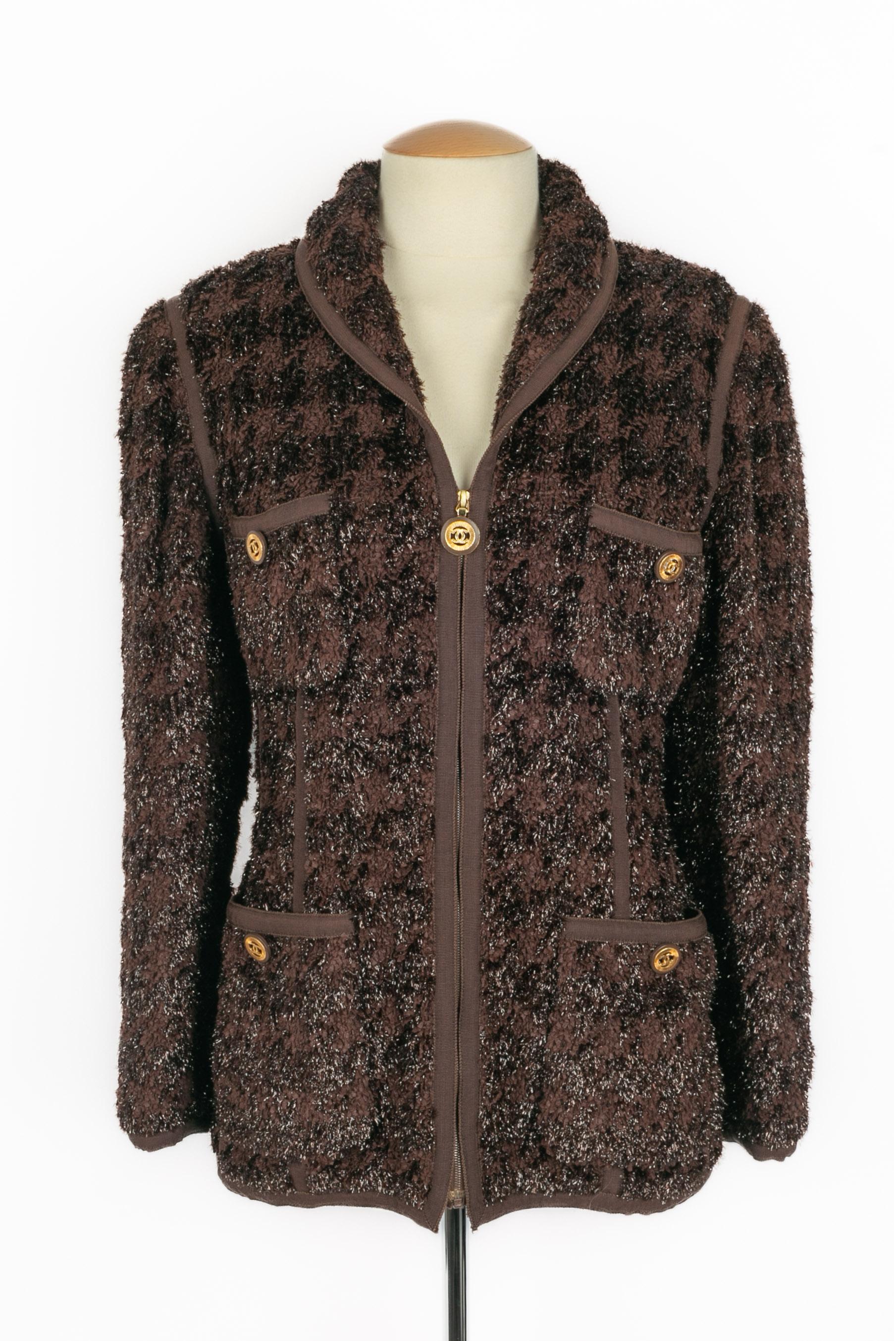 CHANEL - (Made in France) Brown tweed jacket with braids. Silk lining. Size 38FR indicated. 1991 Spring-Summer Collection under the artistic direction of Karl Lagerfeld.

Condition:
Good condition

Dimensions:
Shoulder width: 45 cm - Chest: 48cm -