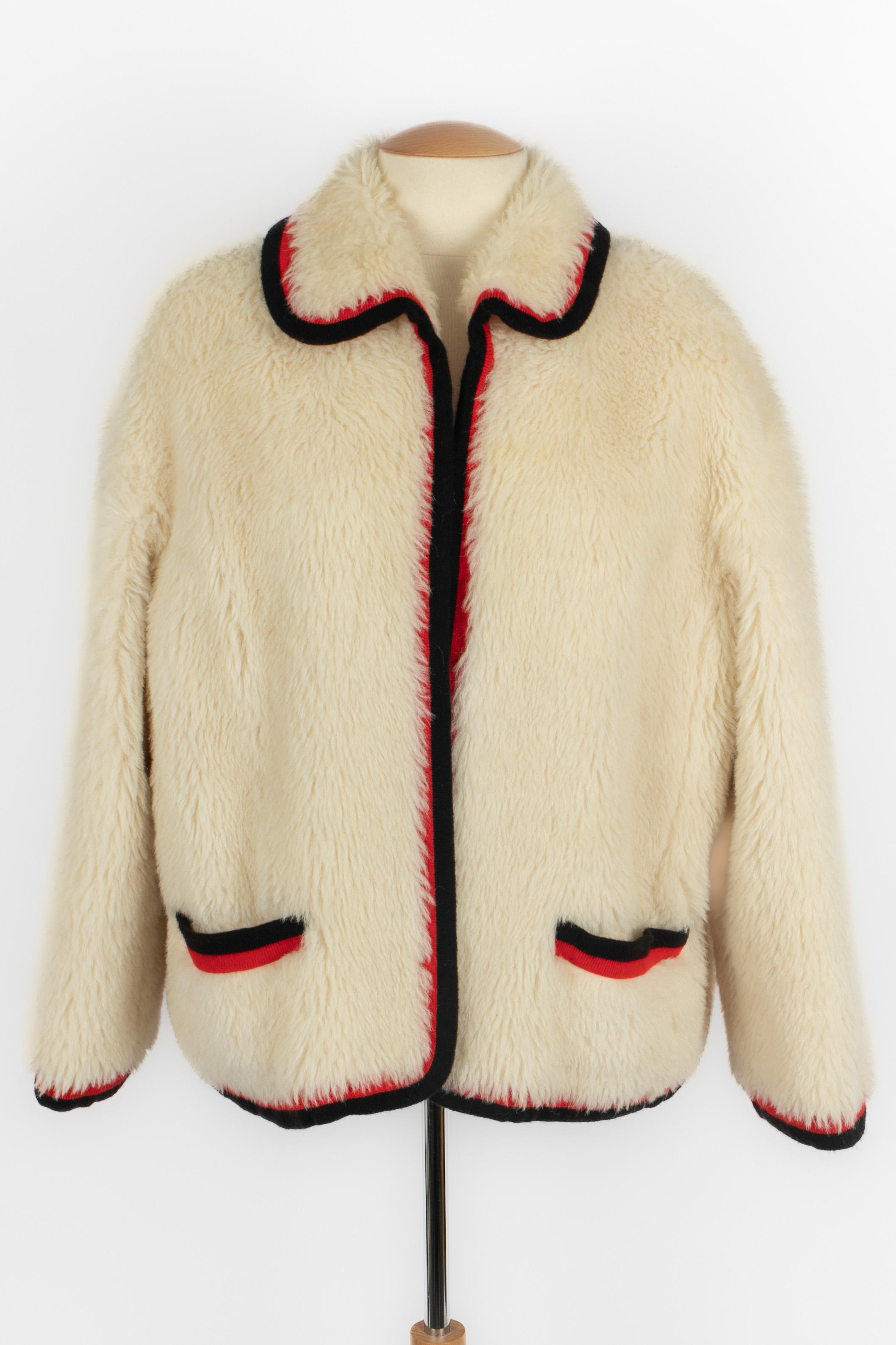 CHANEL - (Fabricado en Francia) Chaqueta de algodón, alpaca y cachemira ribeteada con lana negra y roja. Dorso ornamentado con un logotipo cc negro. La chaqueta viene con un pañuelo a juego adornado con plumas negras brillantes. Talla 40FR indicada.