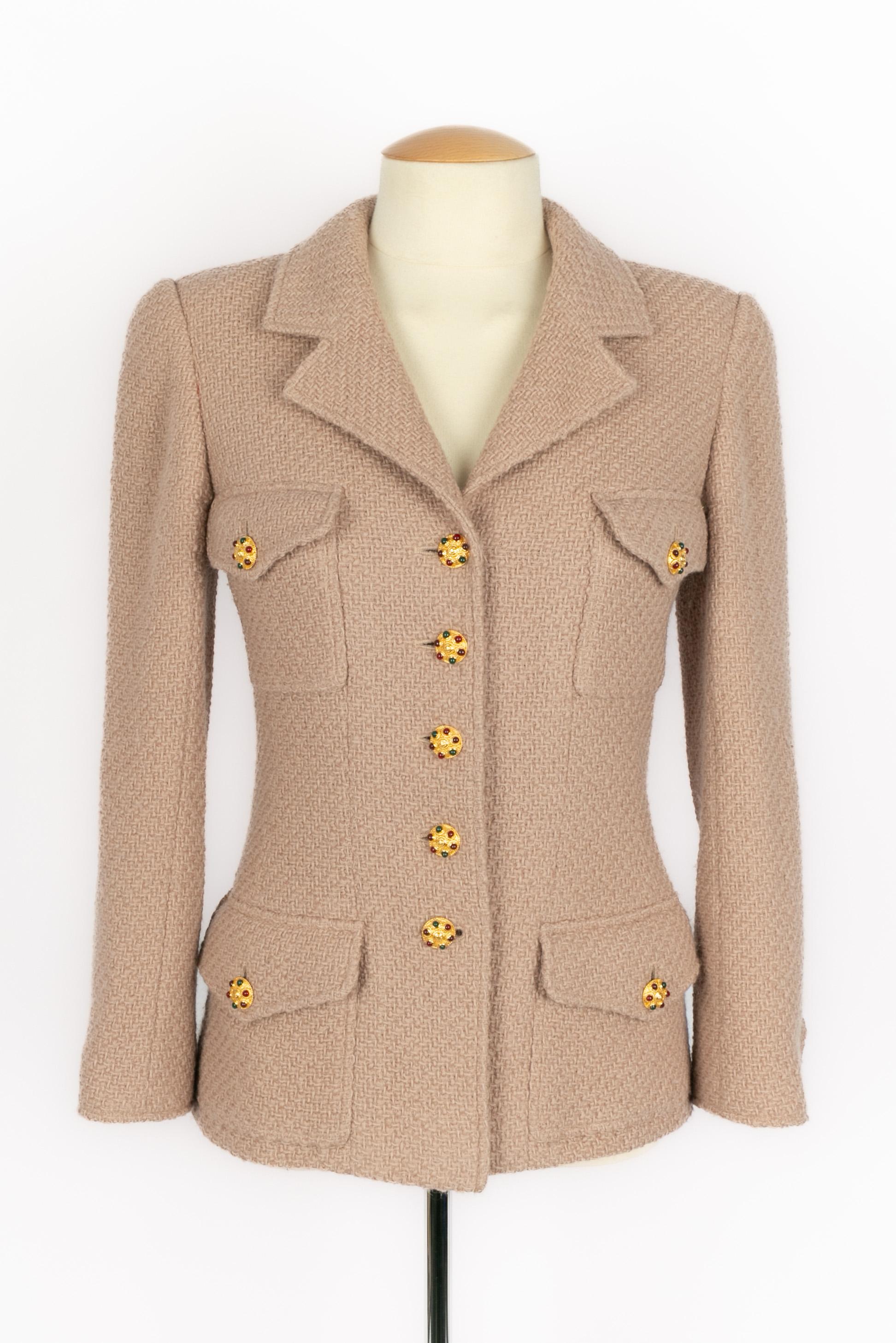 CHANEL - (Made in France) Alpaca and wool jacket with golden metal buttons ornamented with red and green glass paste. Size 36FR indicated. 1996 Fall-Winter Collection under the artistic direction of Karl Lagerfeld.

Condition:
Very good