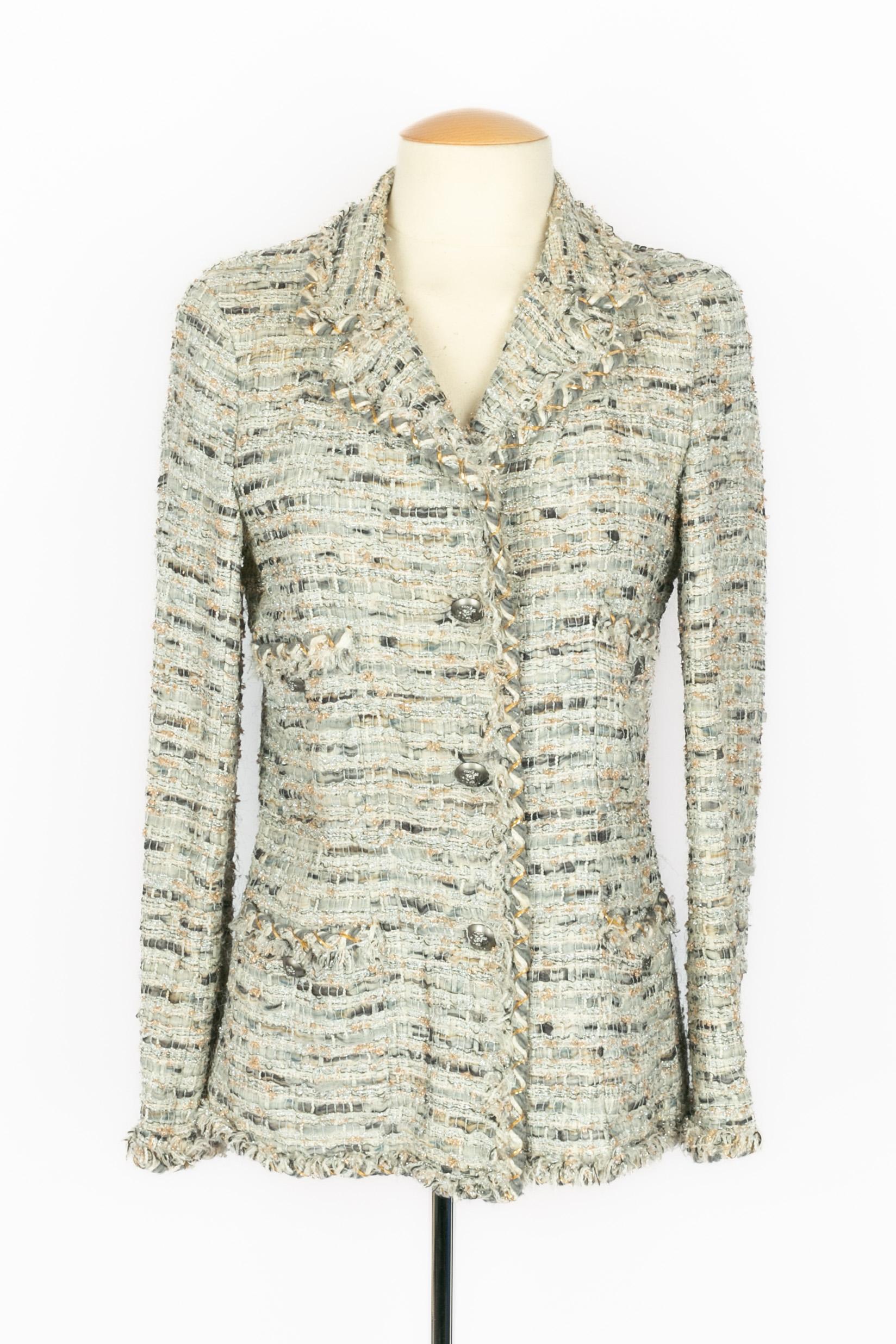 CHANEL - (Made in France) Blue and gray tone tweed jacket with golden lurex threads. Size 38FR indicated. 2008 Fall-Winter Collection, under the artistic direction of Karl Lagerfeld.

Condition:
Very good condition

Dimensions:
Shoulder width: 38 cm