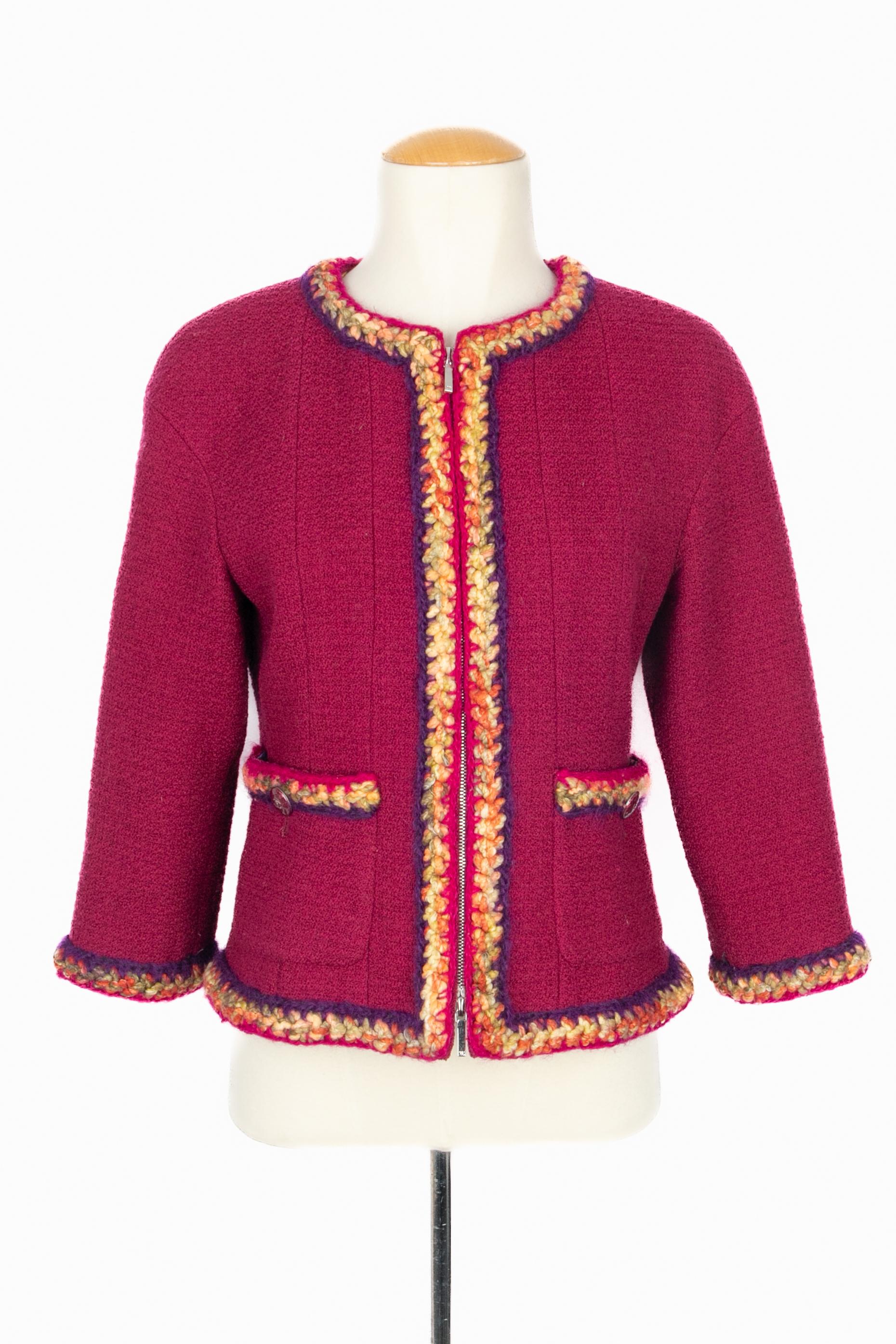CHANEL - (Fabricado en Francia) Chaqueta de lana púrpura rojiza ribeteada con una trenza en tonos amarillos, naranjas y morados. Botones de metal plateado decorados con esmalte a juego. Talla 38FR indicada. Colección Otoño-Invierno 2014 bajo la