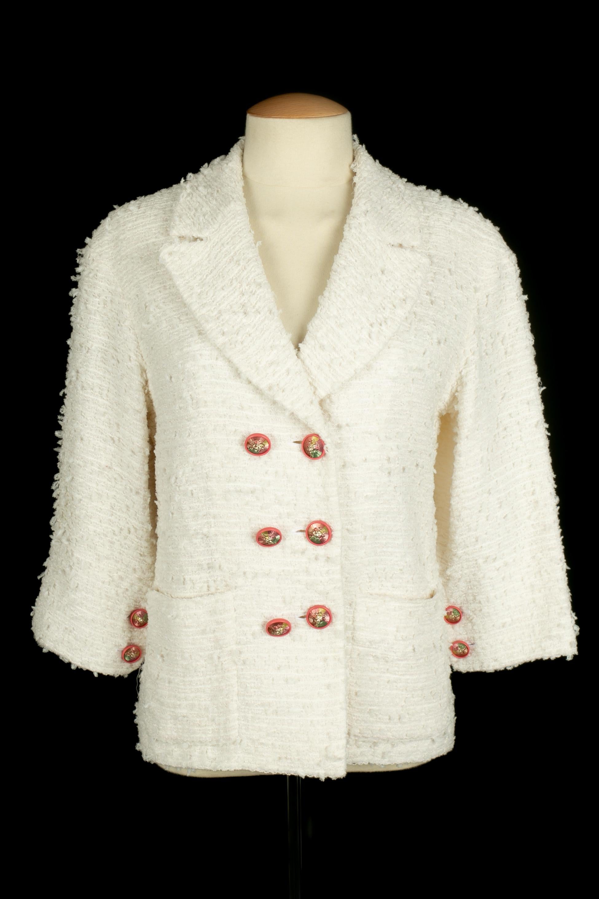 CHANEL - (Fabricado en Francia) Chaqueta de tweed deshilachado blanco con cuello chal entallado, mangas a media pierna y botones de metal dorado y resina rosa que representan cabezas de león. Se indica la talla 36FR. Colección Otoño-Invierno 2017