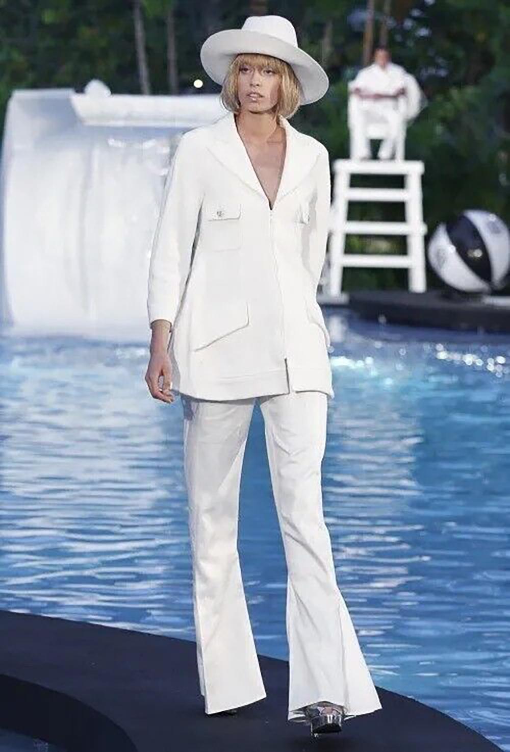 La plus belle veste rare Chanel de Paris / MIAMI Cruise Collection 
- Boutons avec logo CC, poches à rabat.
Taille 36 FR. L'état est impeccable.