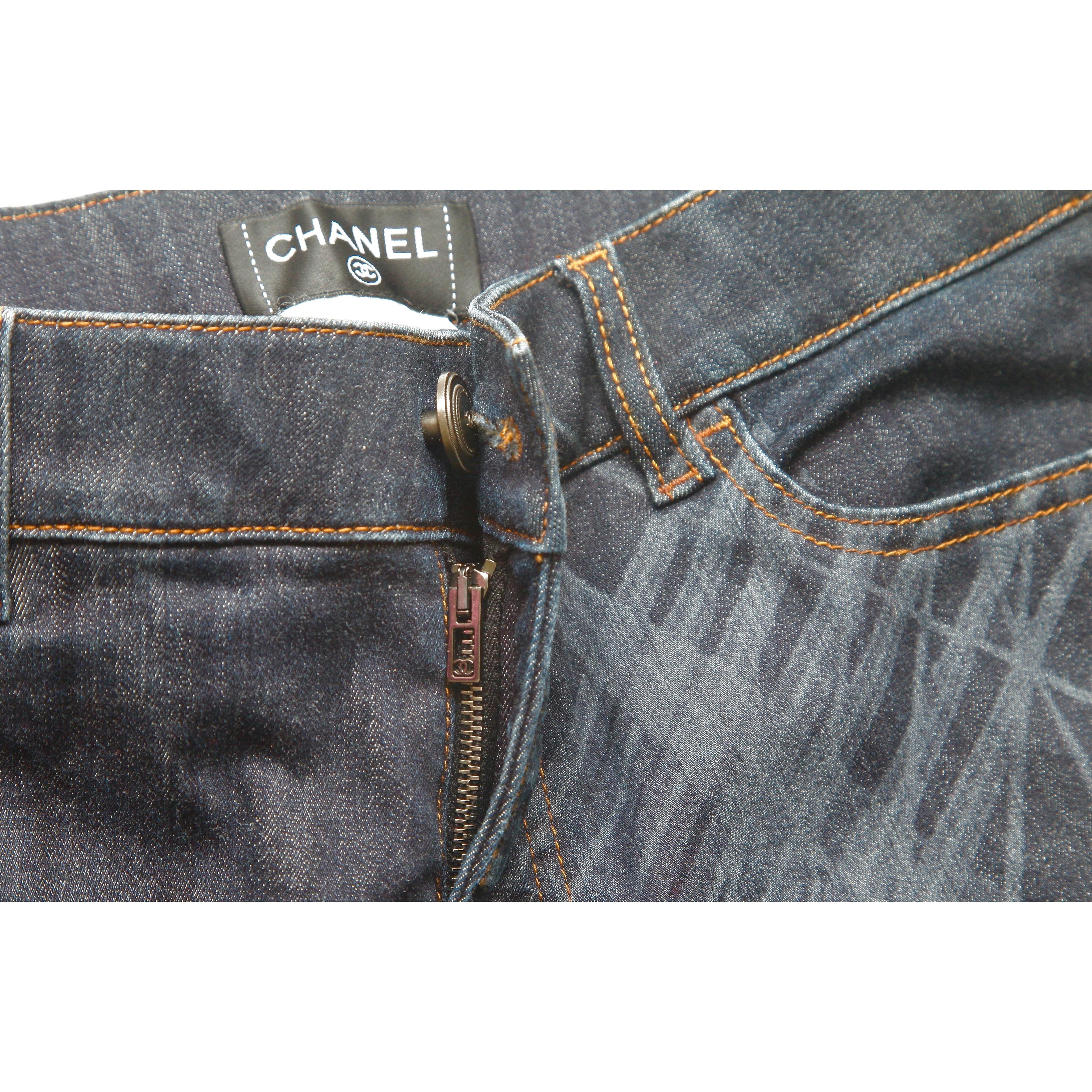 CHANEL Denim Jeans Dark Wash Skinny Leg Mid-Rise Buttons Sz 40 2014 In Good Condition In Hollywood, FL