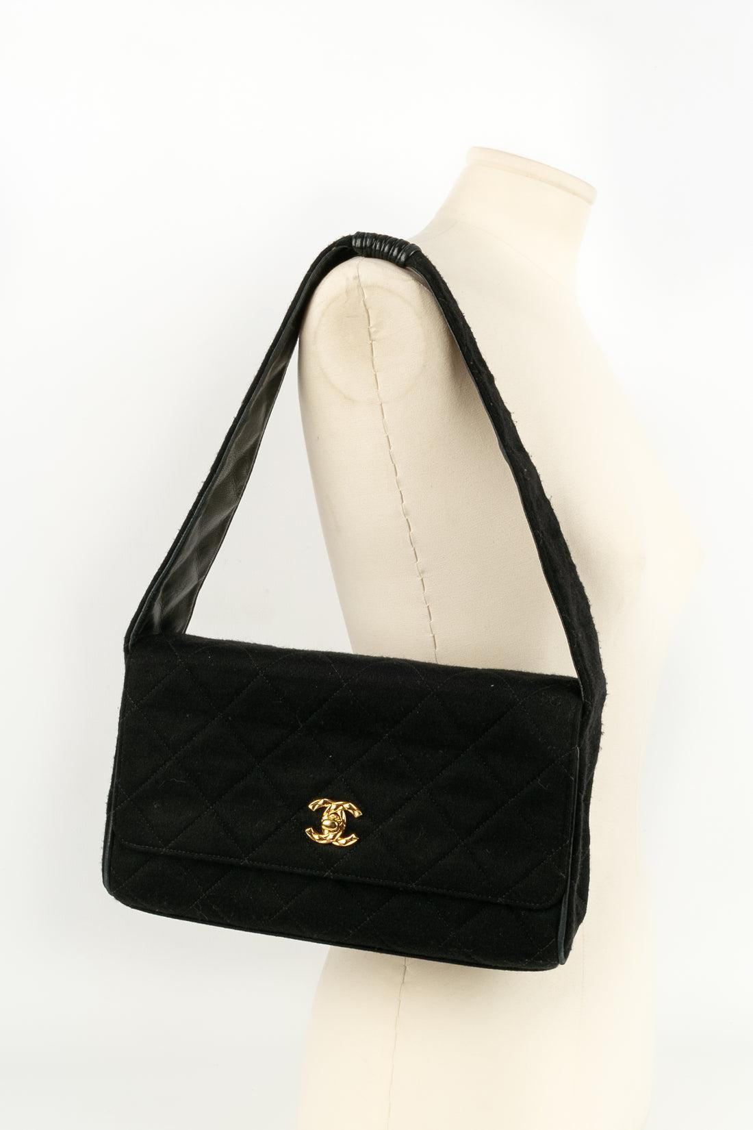 Chanel - (Made in France) Bag in jersey and black leather. Serial number missing because it is a vintage model. 
Presence of the S of Solde on the leather inside. 
To note, the leather corners have traces of wear.

Additional information: