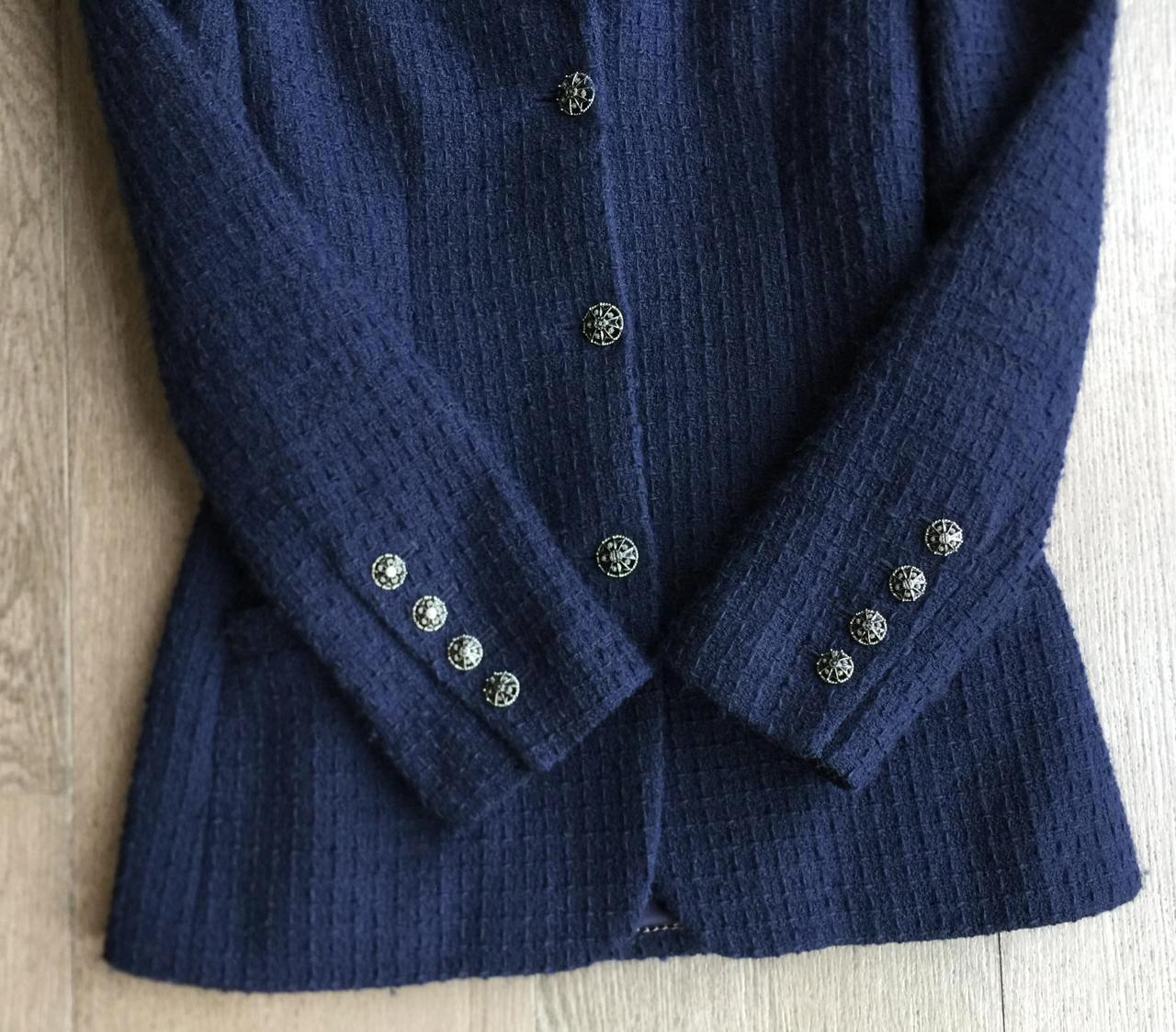 Fabulous Chanel navy tweed jacket with stunning CC jewel buttons.
Retail price over 8,600€
Same kind of tweed as seen on iconic Paris in Rome little black jacket.
Size mark 34 fr. Condition is pristine, no signs of wear - only tried once.