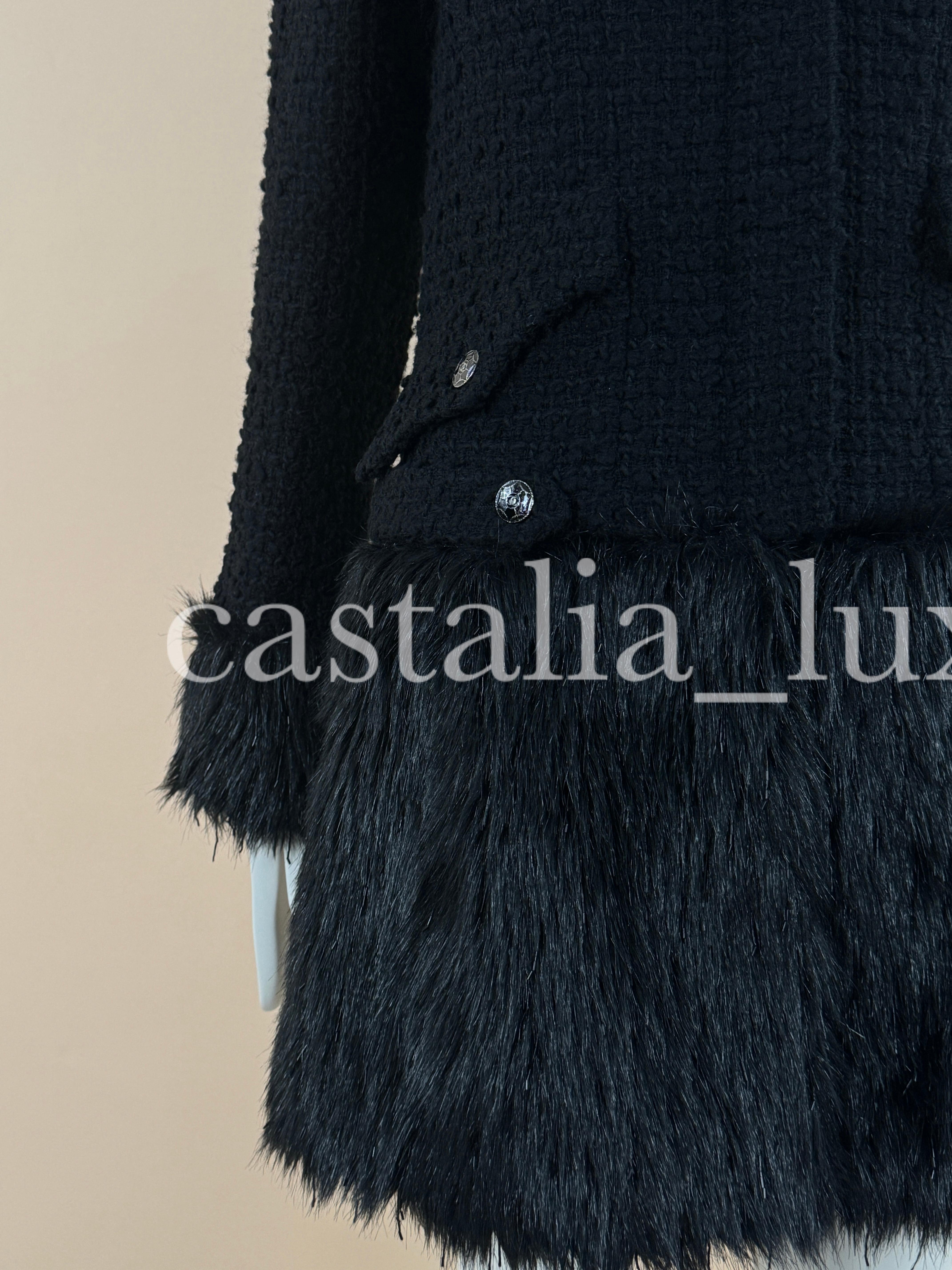 Chanel - Manteau en tweed noir avec détails en fausse fourrure et orné de Jewell en vente 7