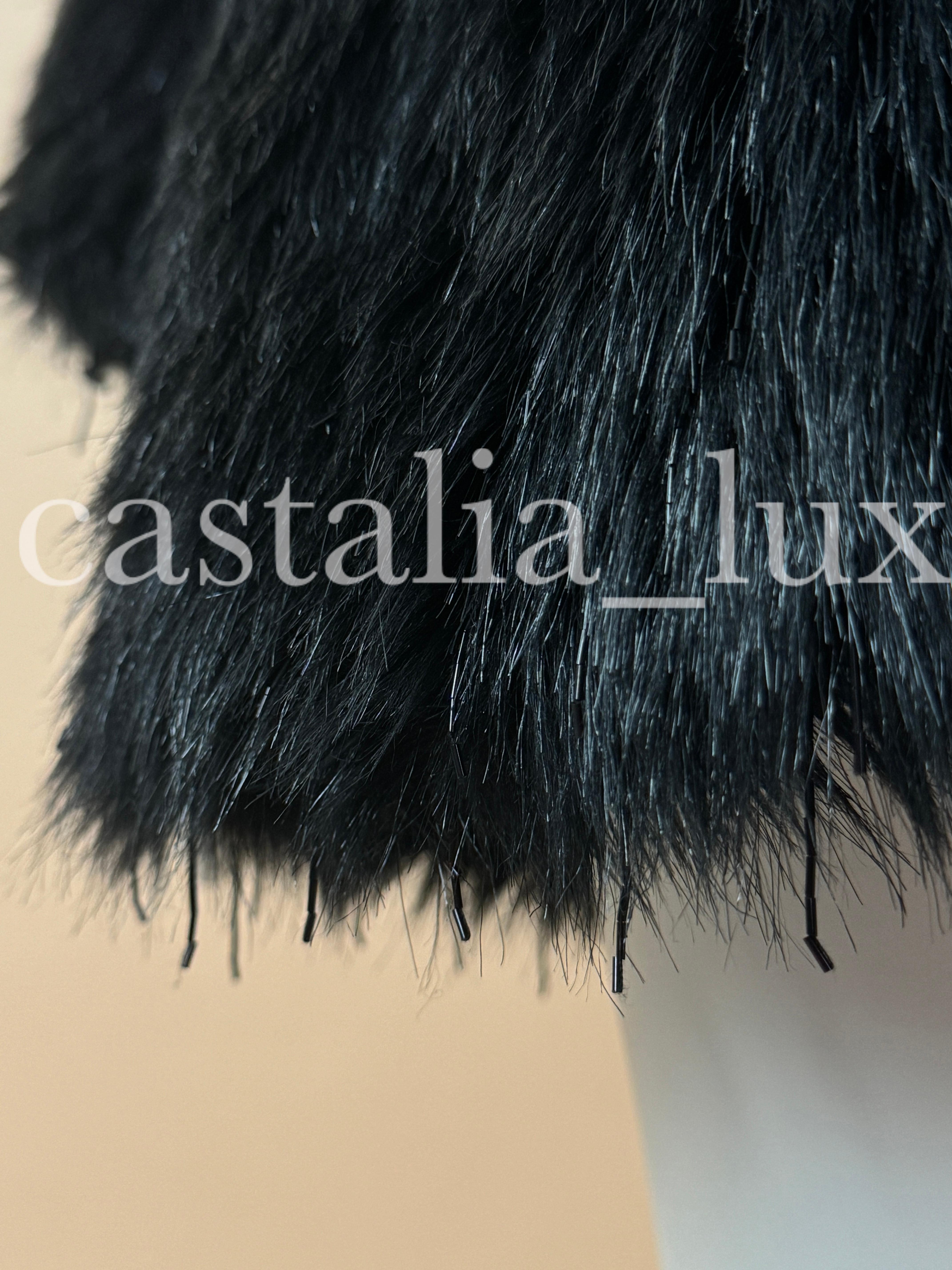 Chanel - Manteau en tweed noir avec détails en fausse fourrure et orné de Jewell en vente 8