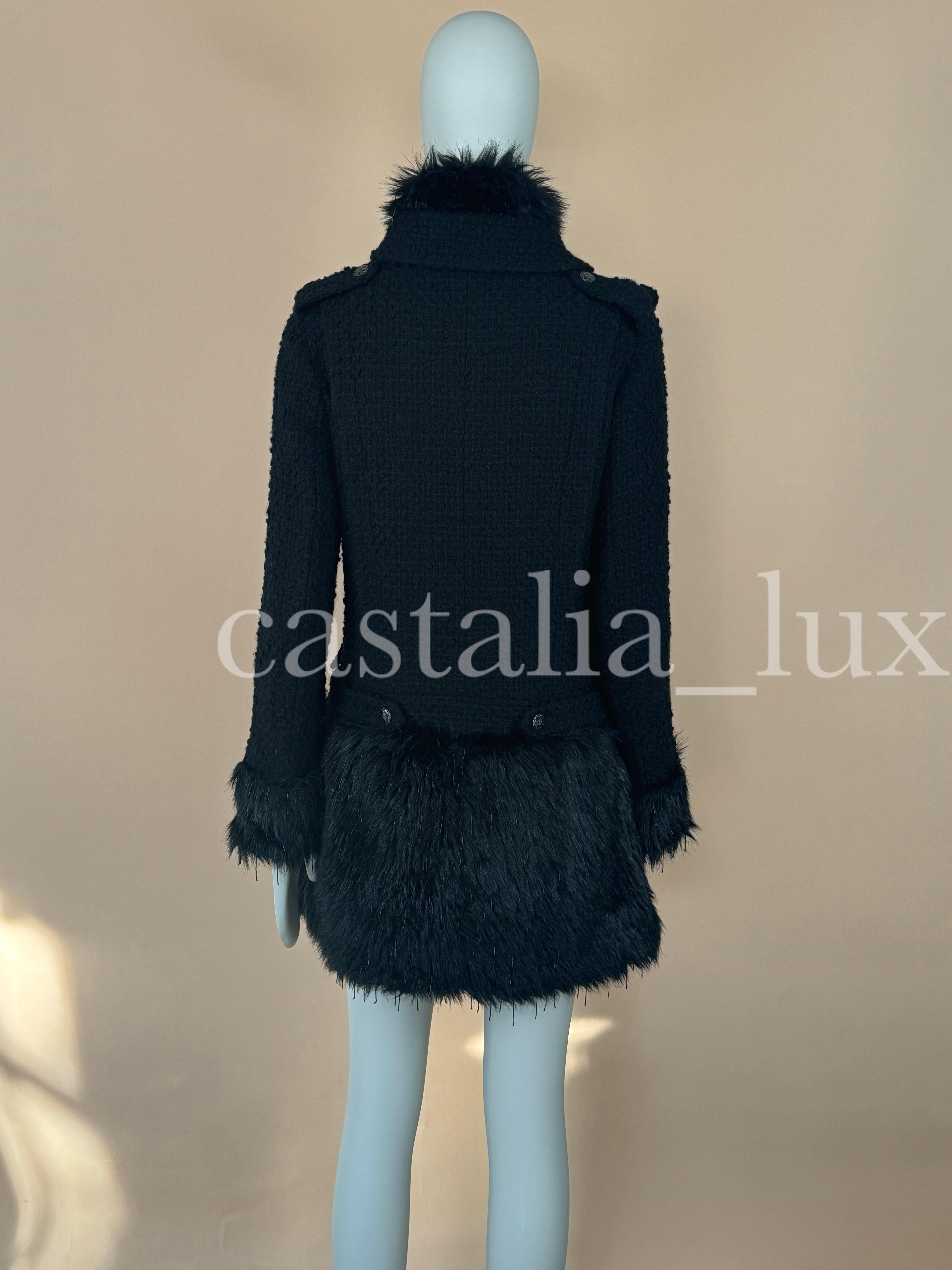 Chanel - Manteau en tweed noir avec détails en fausse fourrure et orné de Jewell en vente 9