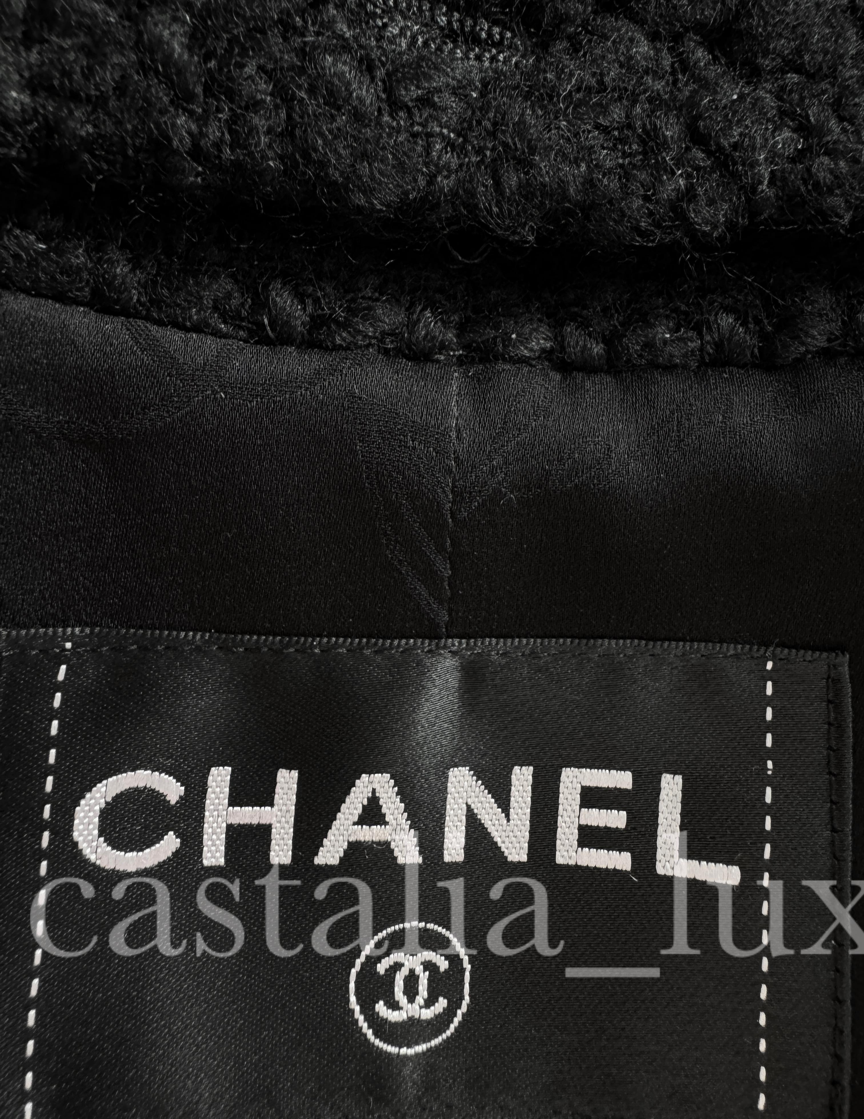 Chanel - Manteau en tweed noir avec détails en fausse fourrure et orné de Jewell en vente 11