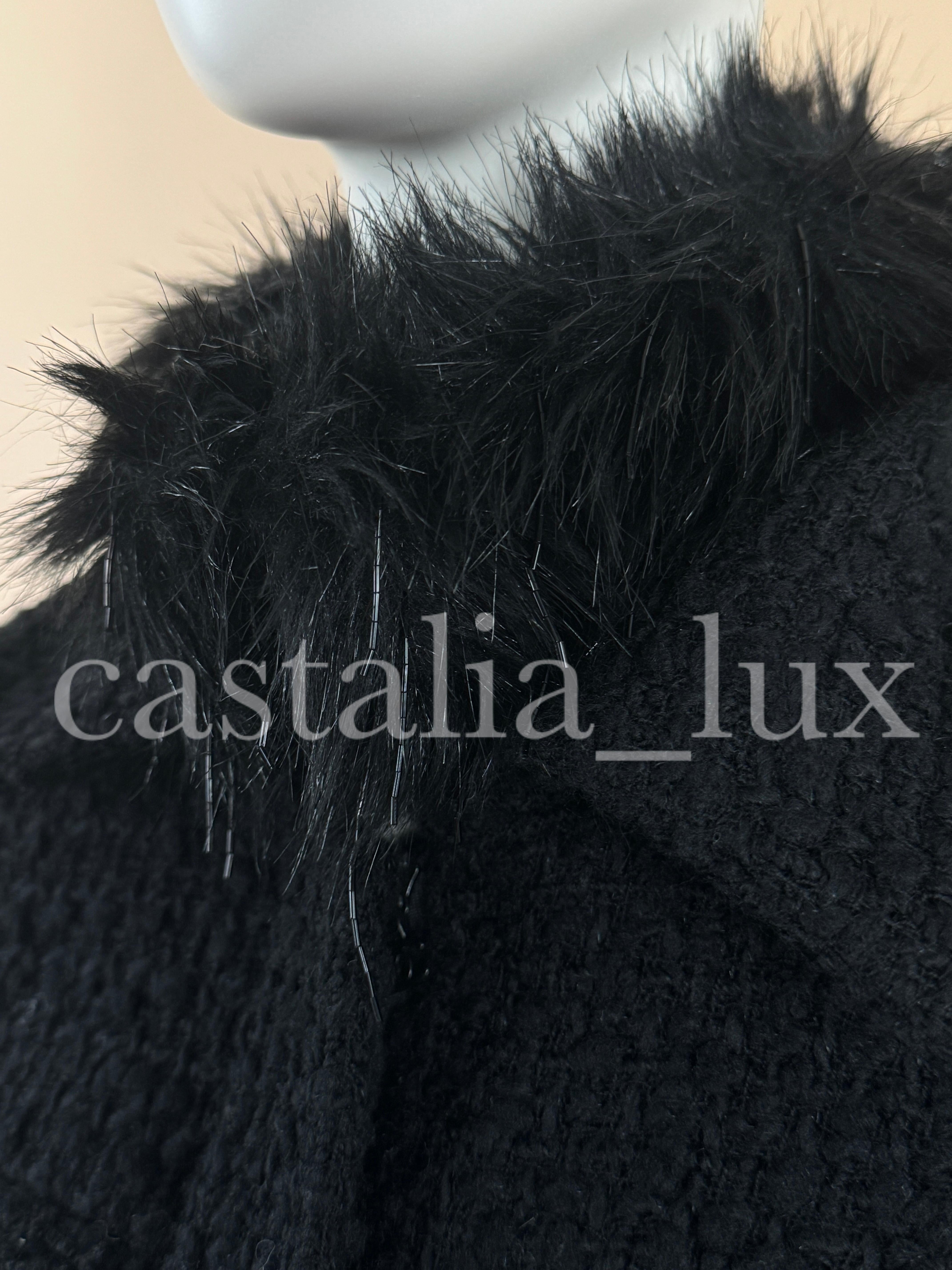 Chanel - Manteau en tweed noir avec détails en fausse fourrure et orné de Jewell en vente 12