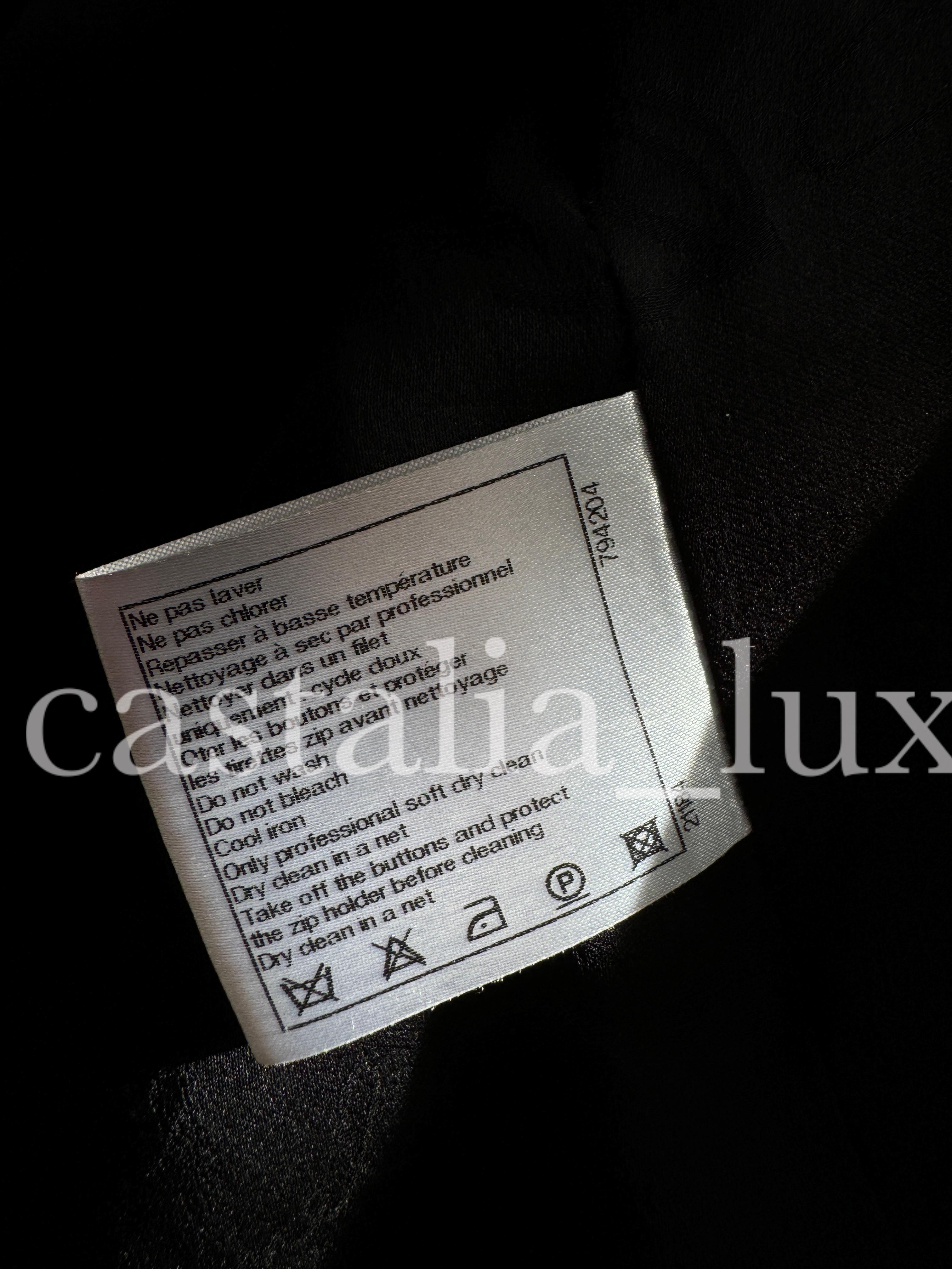 Chanel - Manteau en tweed noir avec détails en fausse fourrure et orné de Jewell en vente 14