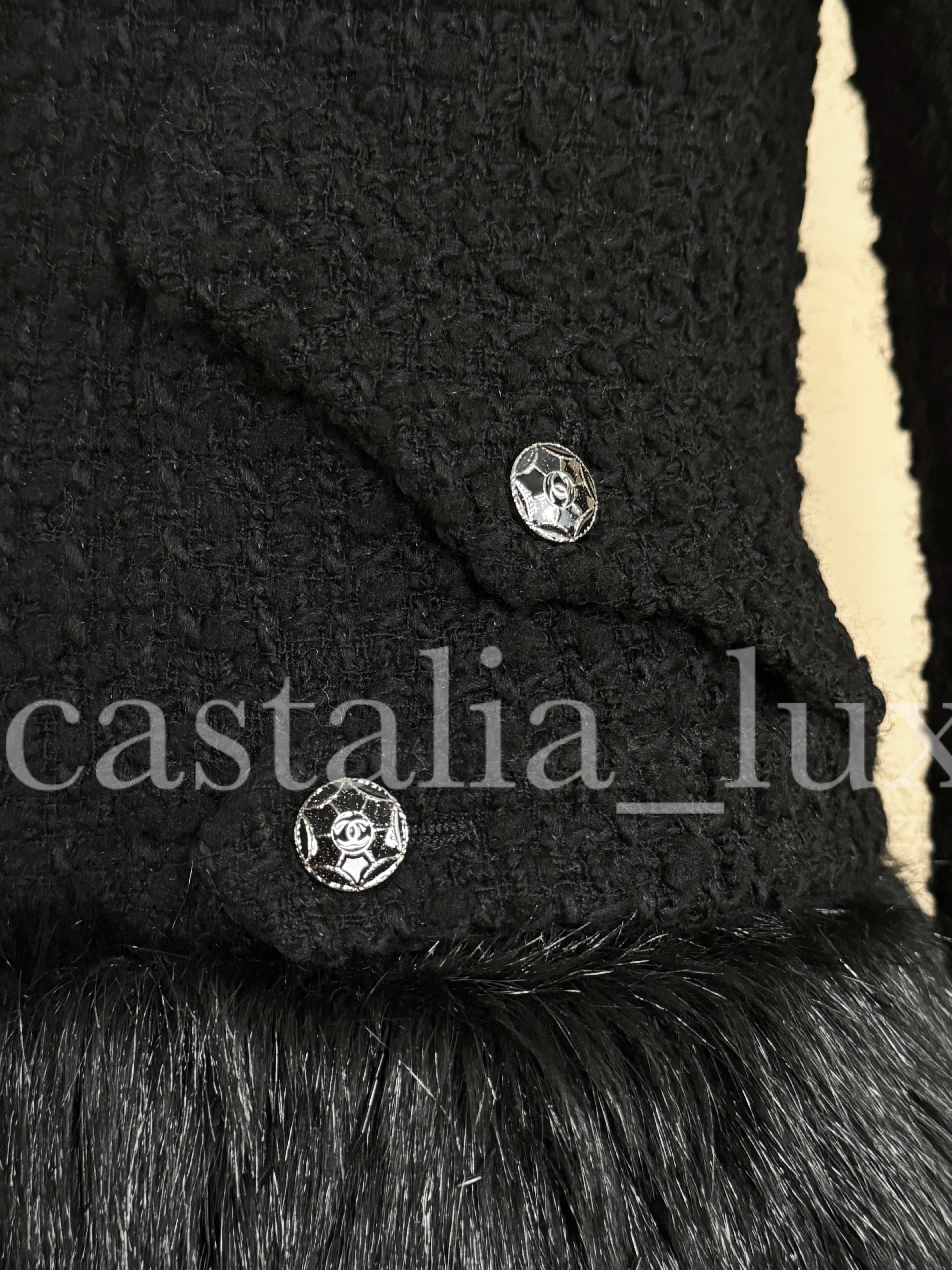Chanel - Manteau en tweed noir avec détails en fausse fourrure et orné de Jewell en vente 3