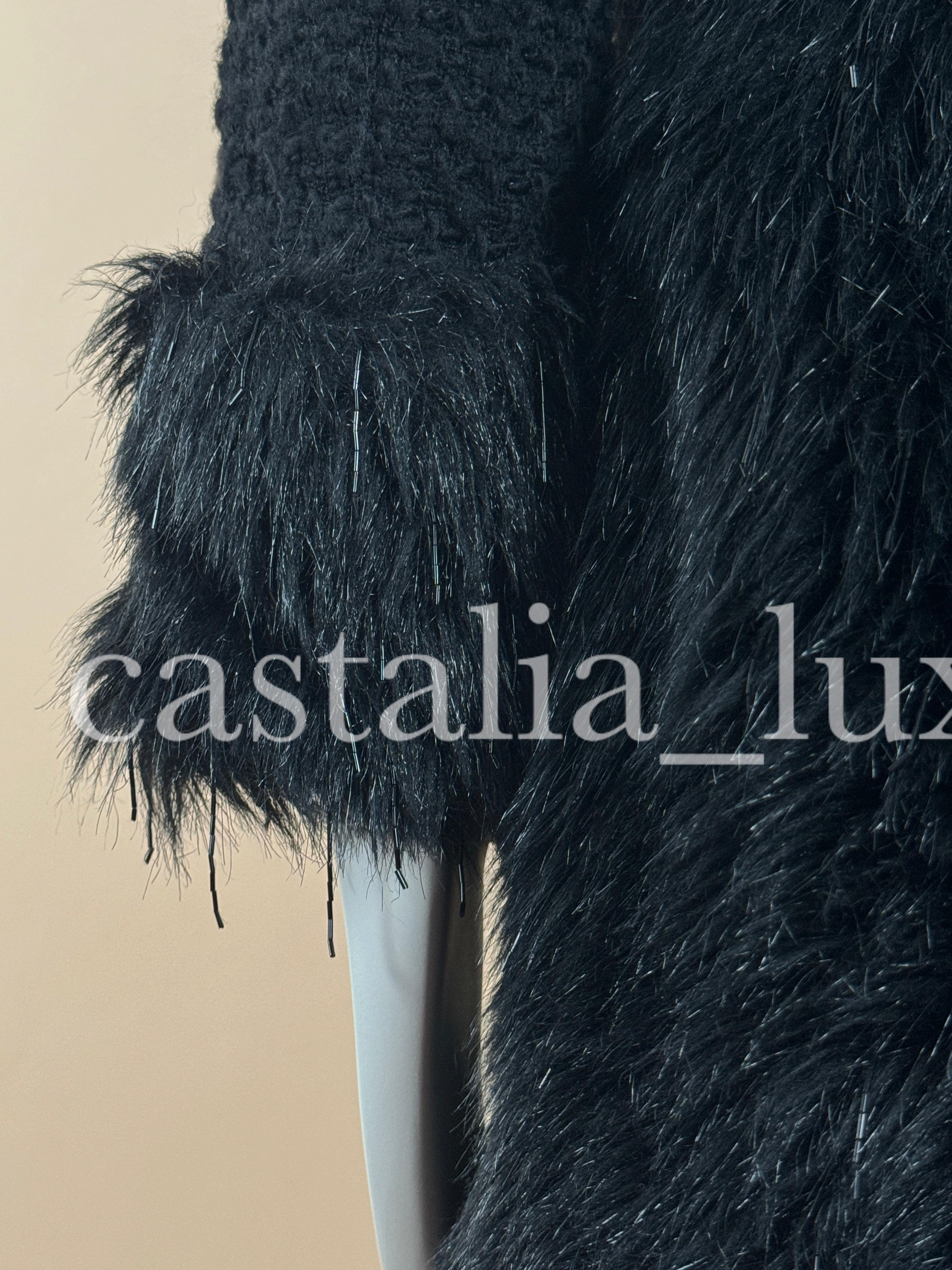 Chanel - Manteau en tweed noir avec détails en fausse fourrure et orné de Jewell en vente 5