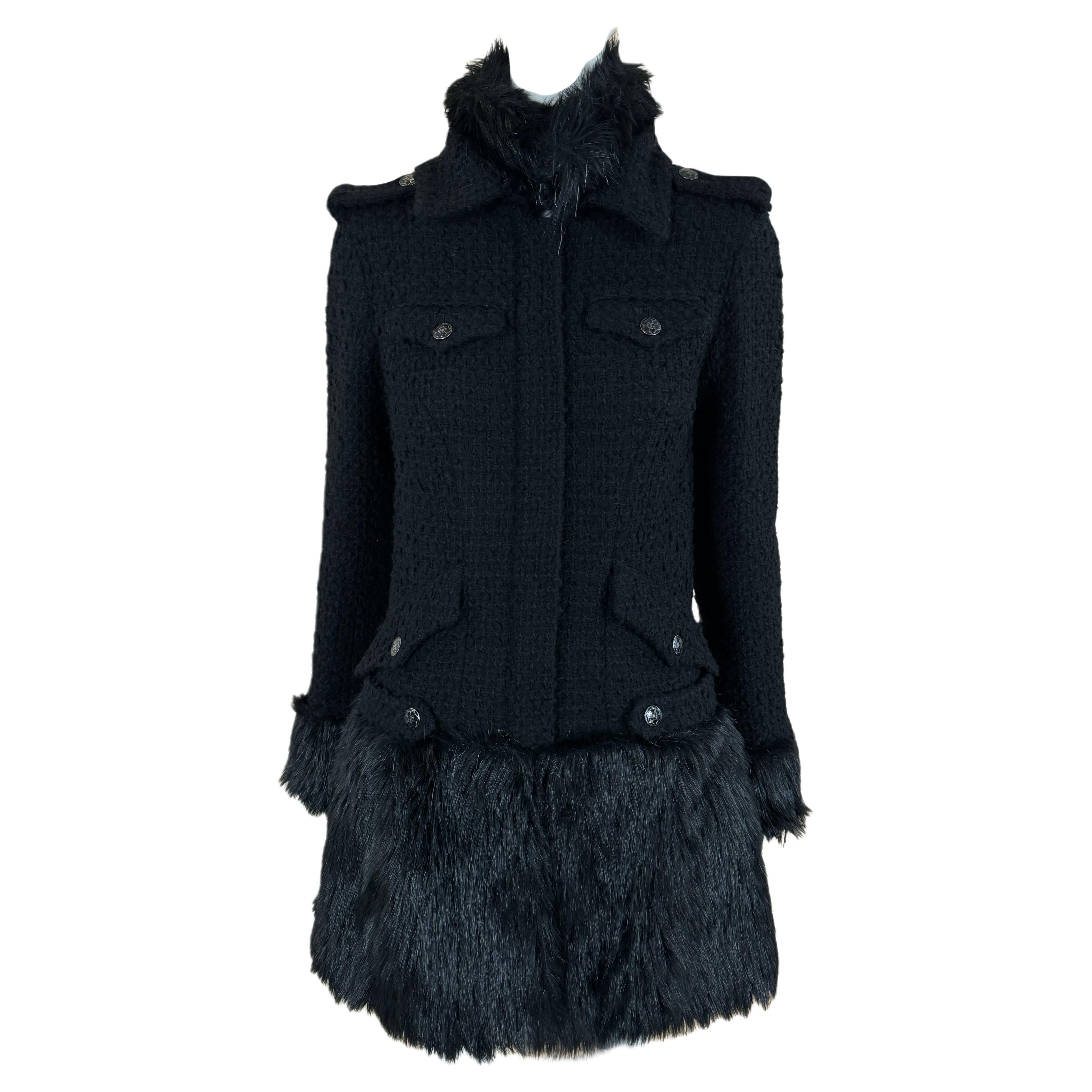 Chanel - Manteau en tweed noir avec détails en fausse fourrure et orné de Jewell en vente
