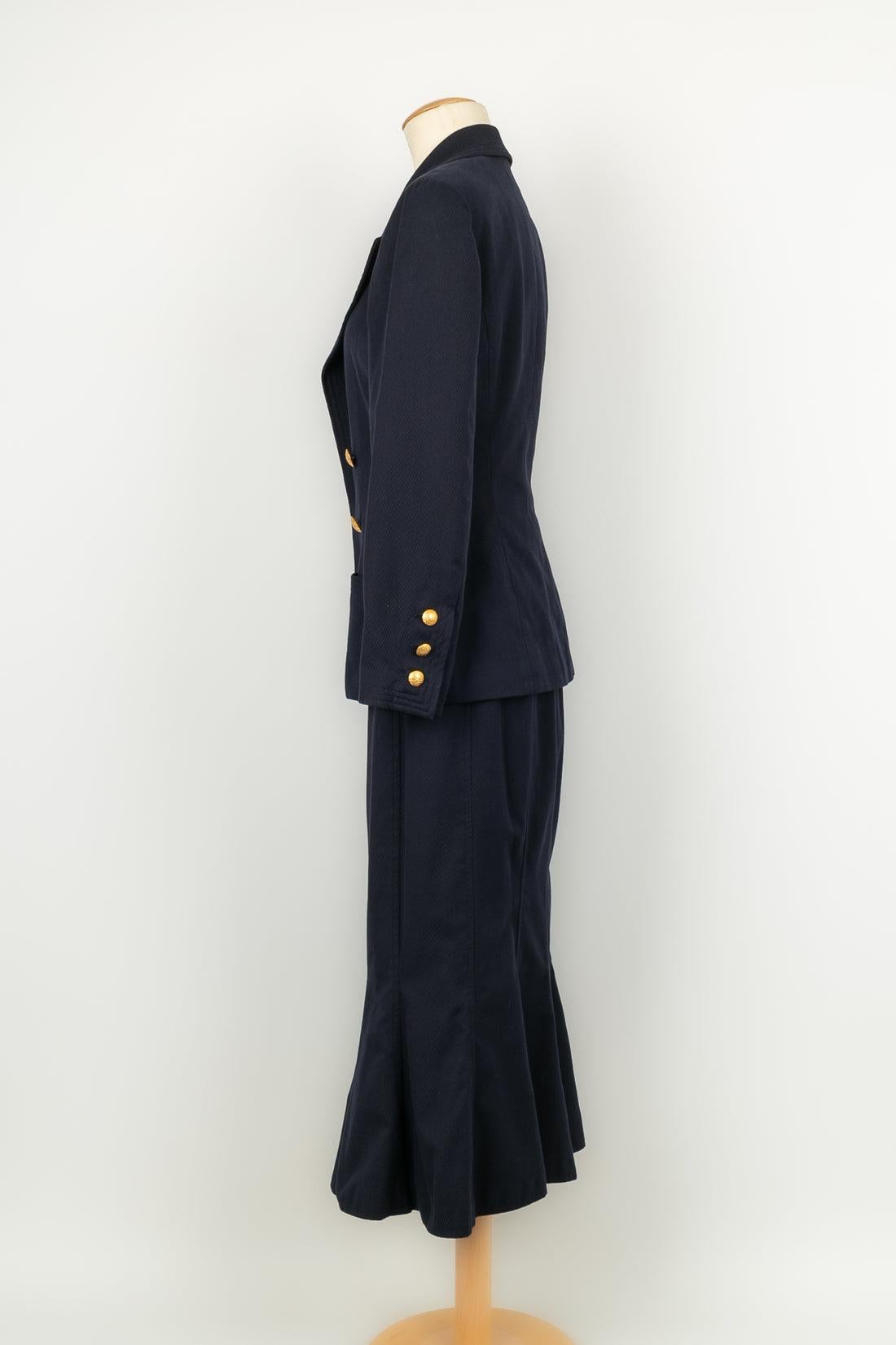 Chanel - (Made in France) Ensemble composé d'une veste bijou et d'une jupe longue en coton et doublée de soie. Taille 40FR. Collection printemps-été 1993.

Informations complémentaires : 
Dimensions : Veste : Largeur des épaules : 40 cm, Longueur