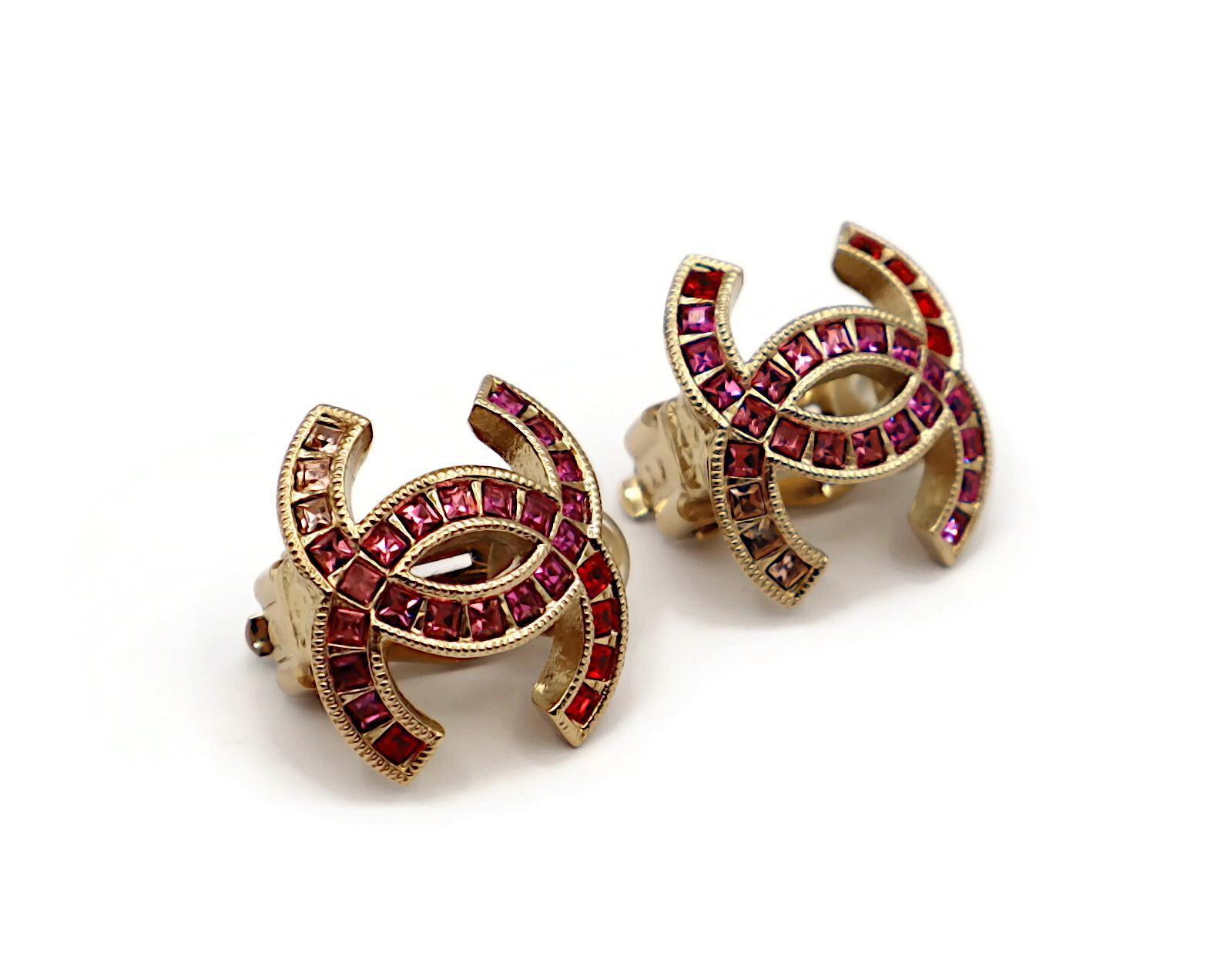 CHANEL - Boucles d'oreilles à clip avec logo CC orné de bijoux Excellent état - En vente à Nice, FR