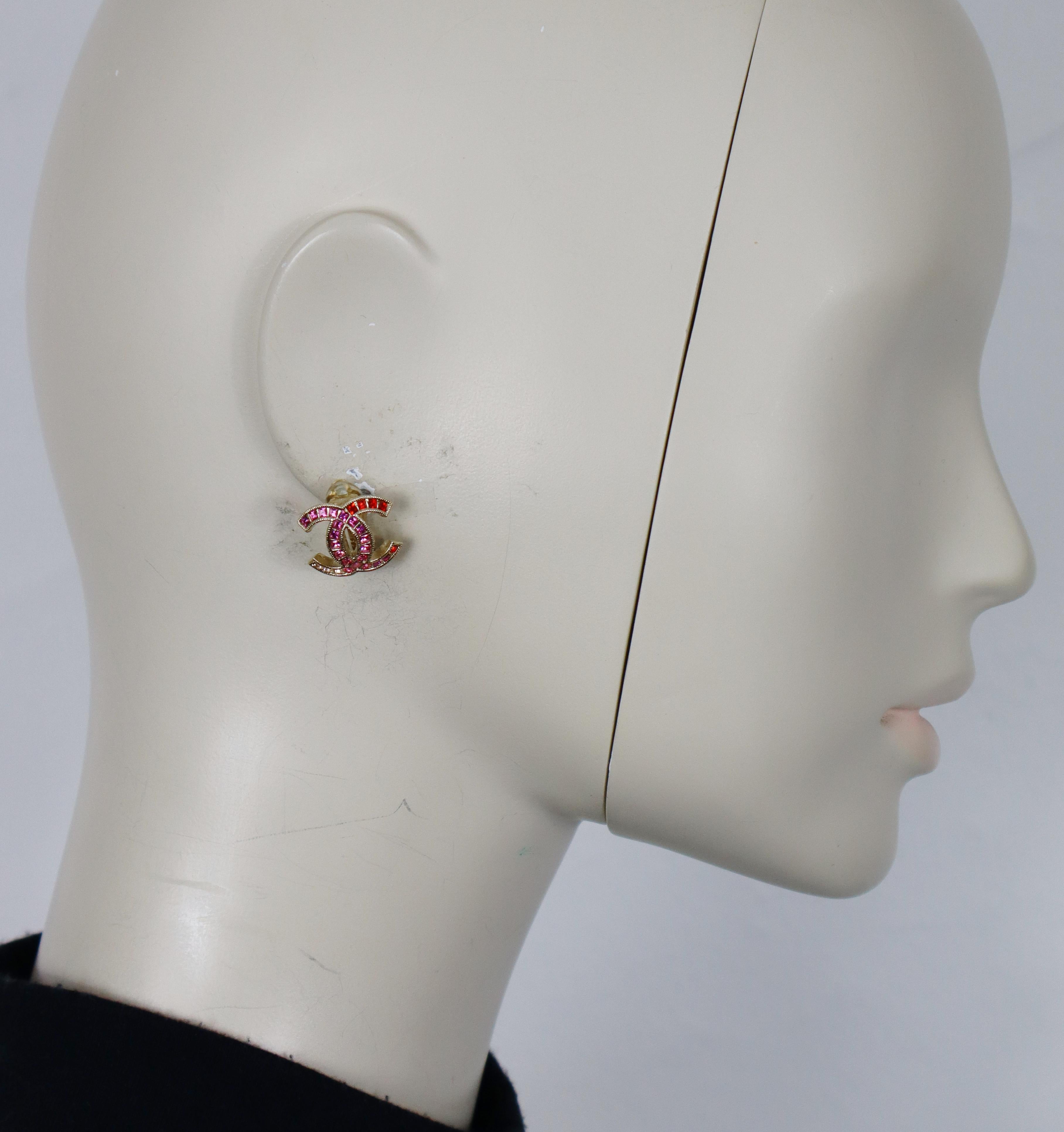 Boucles d'oreilles à clip avec logo CC en or pâle de CHANEL, rehaussées de cristaux multicolores dans les tons rose et rouge.

Embossé CHANEL A17 B Made in France.

Mesures indicatives : environ 1,5 cm x environ 1,5 cm (0,59 pouce x 0,49