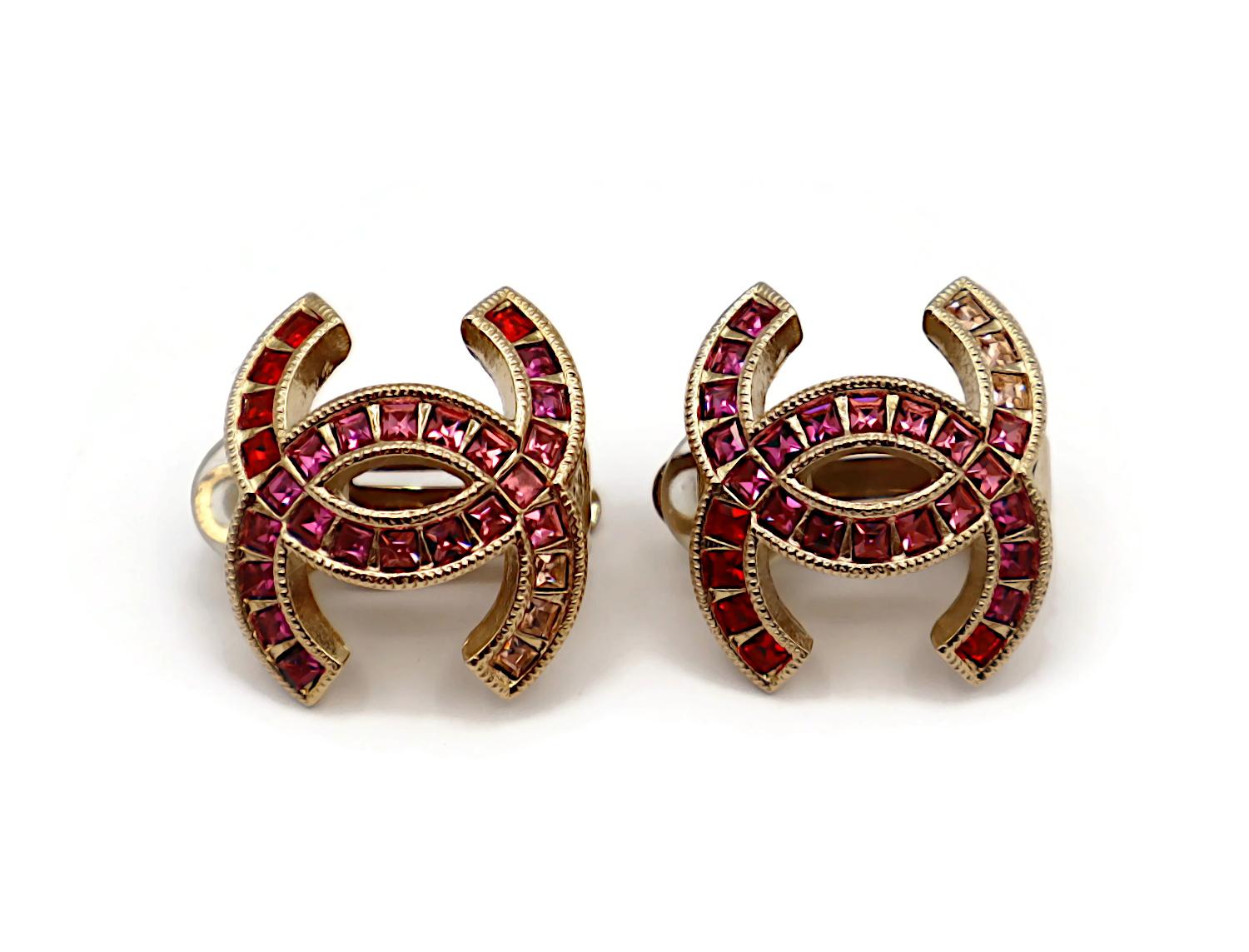 CHANEL - Boucles d'oreilles à clip avec logo CC orné de bijoux Pour femmes en vente
