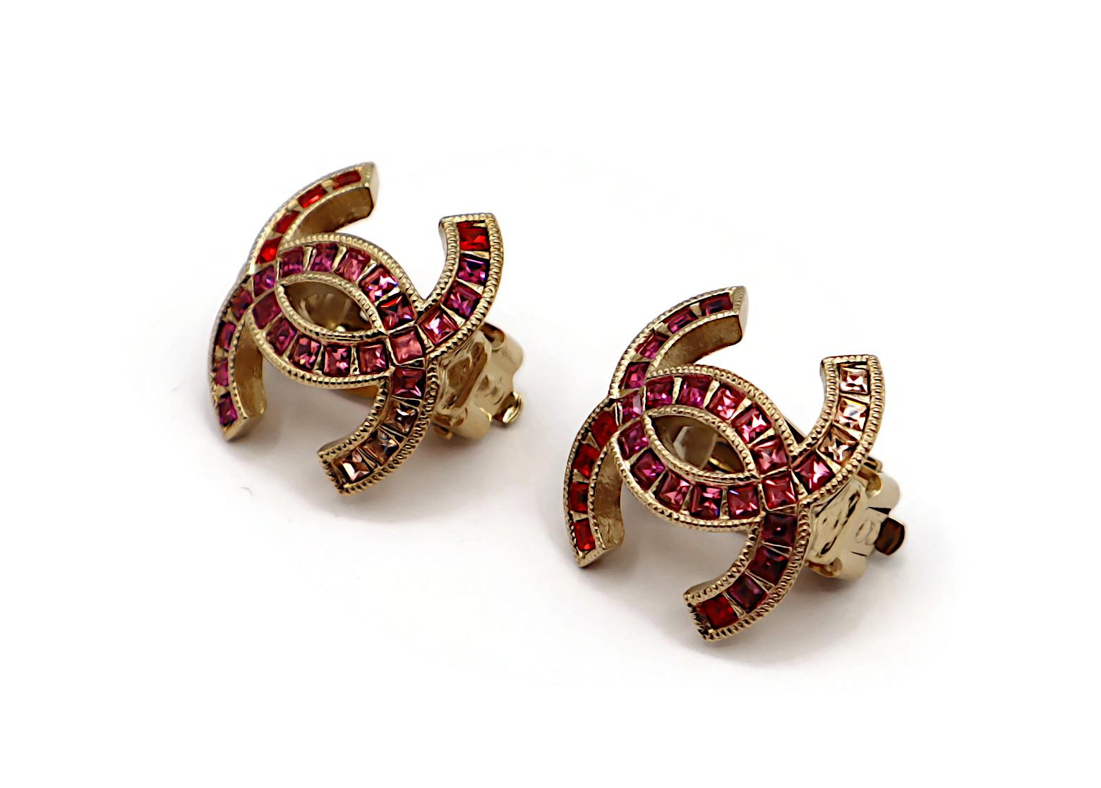 CHANEL - Boucles d'oreilles à clip avec logo CC orné de bijoux en vente 1