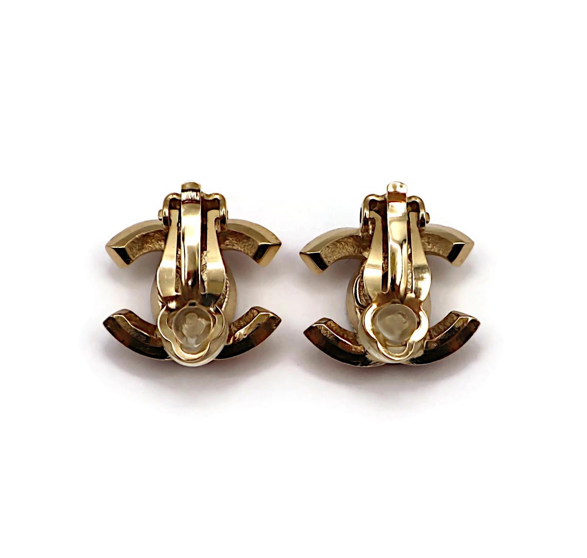 CHANEL - Boucles d'oreilles à clip avec logo CC orné de bijoux en vente 2