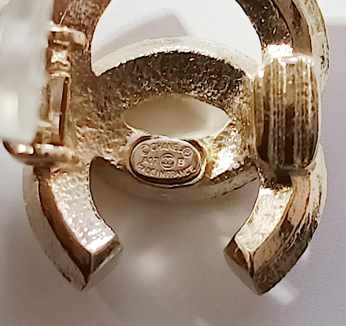 CHANEL - Boucles d'oreilles à clip avec logo CC orné de bijoux en vente 3