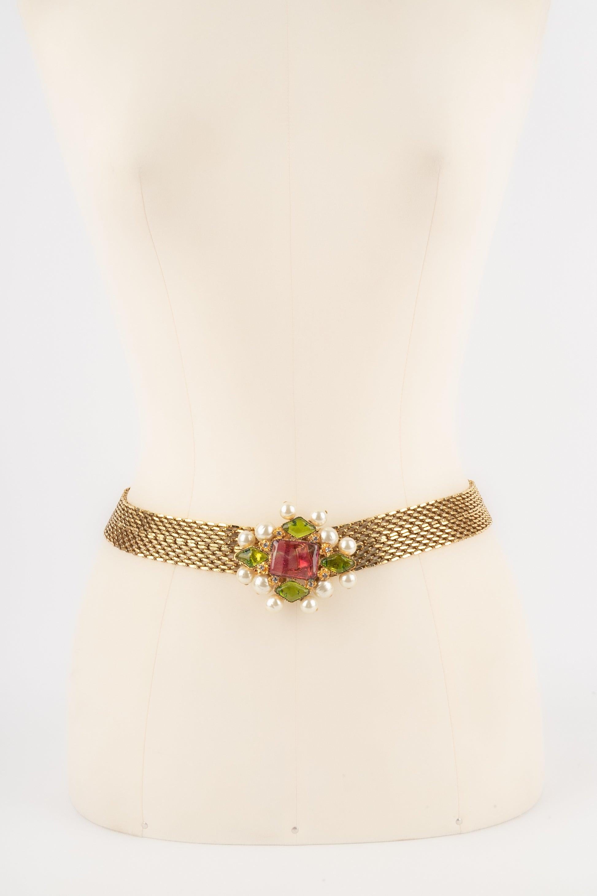 Chanel - (Made in France) Cintura gioiello in metallo dorato con fibbia in pasta di vetro e perle di costume. Collezione Autunno-Inverno 1997 sotto la direzione artistica di Karl Lagerfeld.

Informazioni aggiuntive:
Condizioni: Ottime