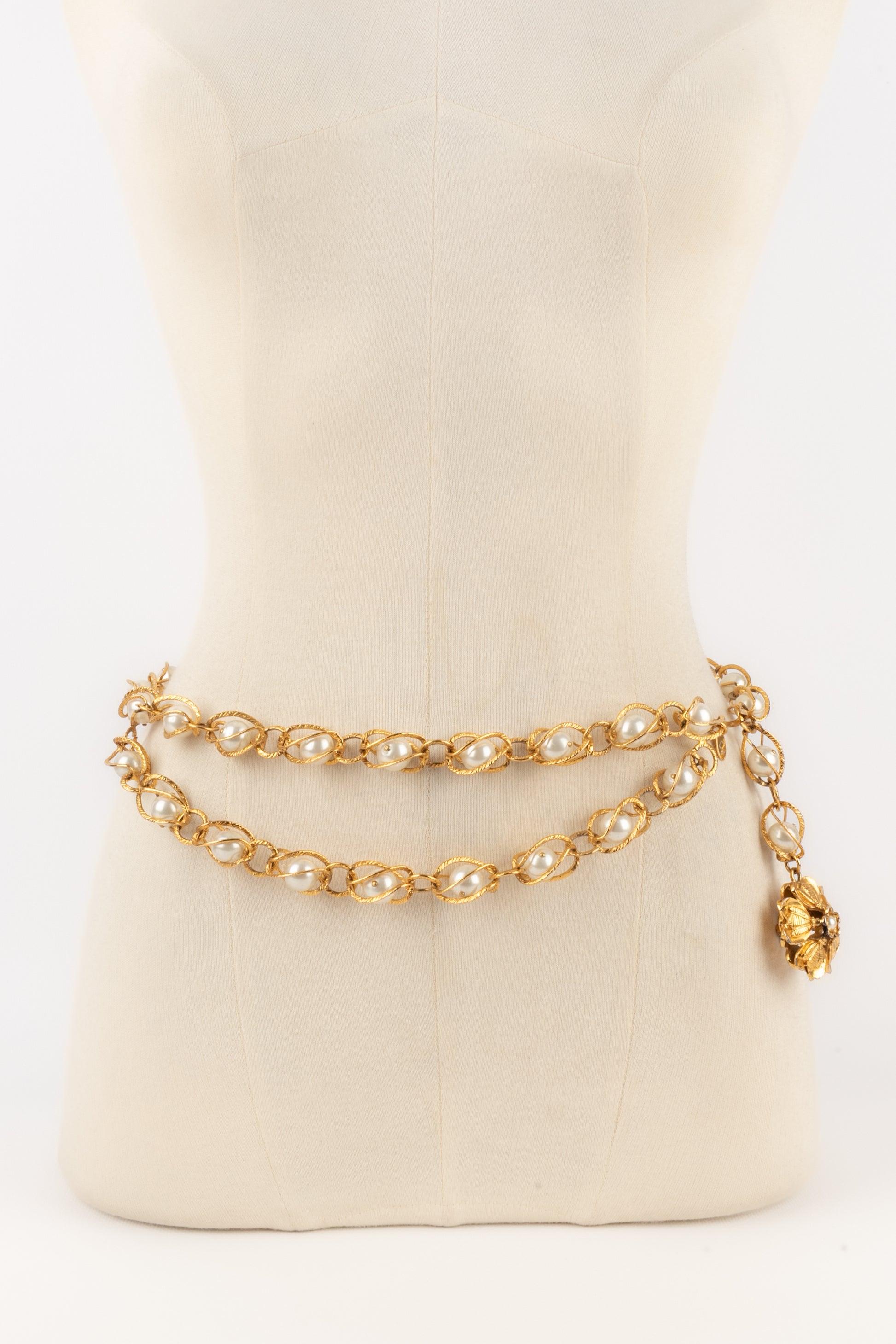 Chanel - (Made in France) Cintura in metallo dorato composta da piccole gabbie che contengono perle in costume. A 2cc3 Collection - Gioielli della fine degli anni '80. Inciso con la S di Sales.

Informazioni aggiuntive:
Condizioni: Ottime