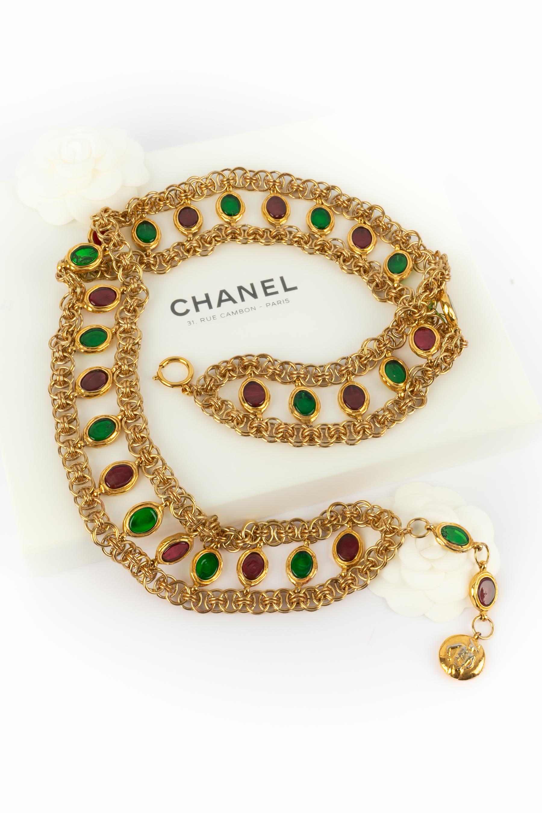 CHANEL - (Fabricado en Francia) Cinturón de metal dorado con pasta de vidrio roja y verde.

Estado:
Muy buen estado

Dimensiones:
Longitud: de 75 cm a 82 cm

SKU:CCB68