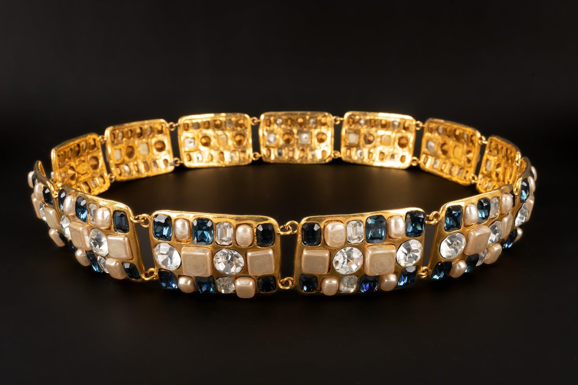 Chanel - (Made in France) Golden metal belt ornamented with rhinestones and costume pearly cabochons. 2cc6 Collection. To be mentioned, some snags on the pearly material.

Additional information: 
Condition: Very good condition
Dimensions: Length: