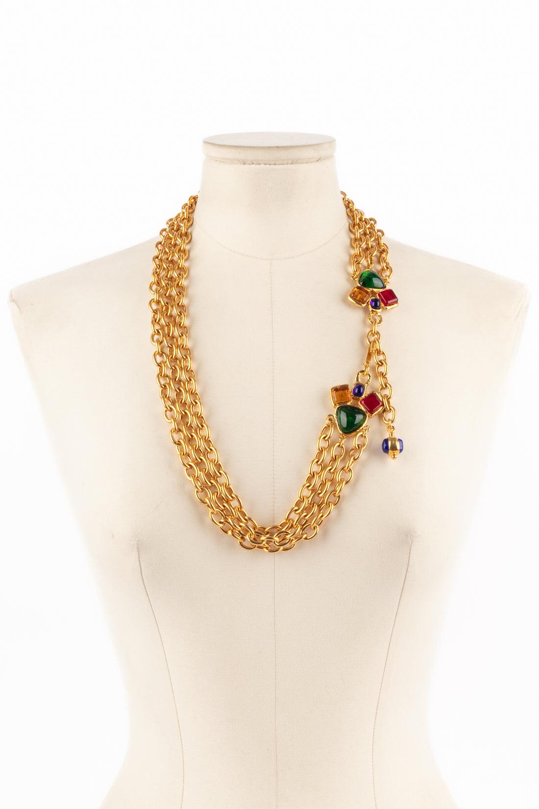 CHANEL - (Made in France) Goldener Metallgürtel, Verschluss mit Glaspasten-Cabochons verziert. Collection'S 2cc6 - Schmuckstücke aus den 1990er Jahren.

Zusätzliche Informationen:
Zustand: Sehr guter Zustand
Abmessungen: Länge: von 66 cm bis 75