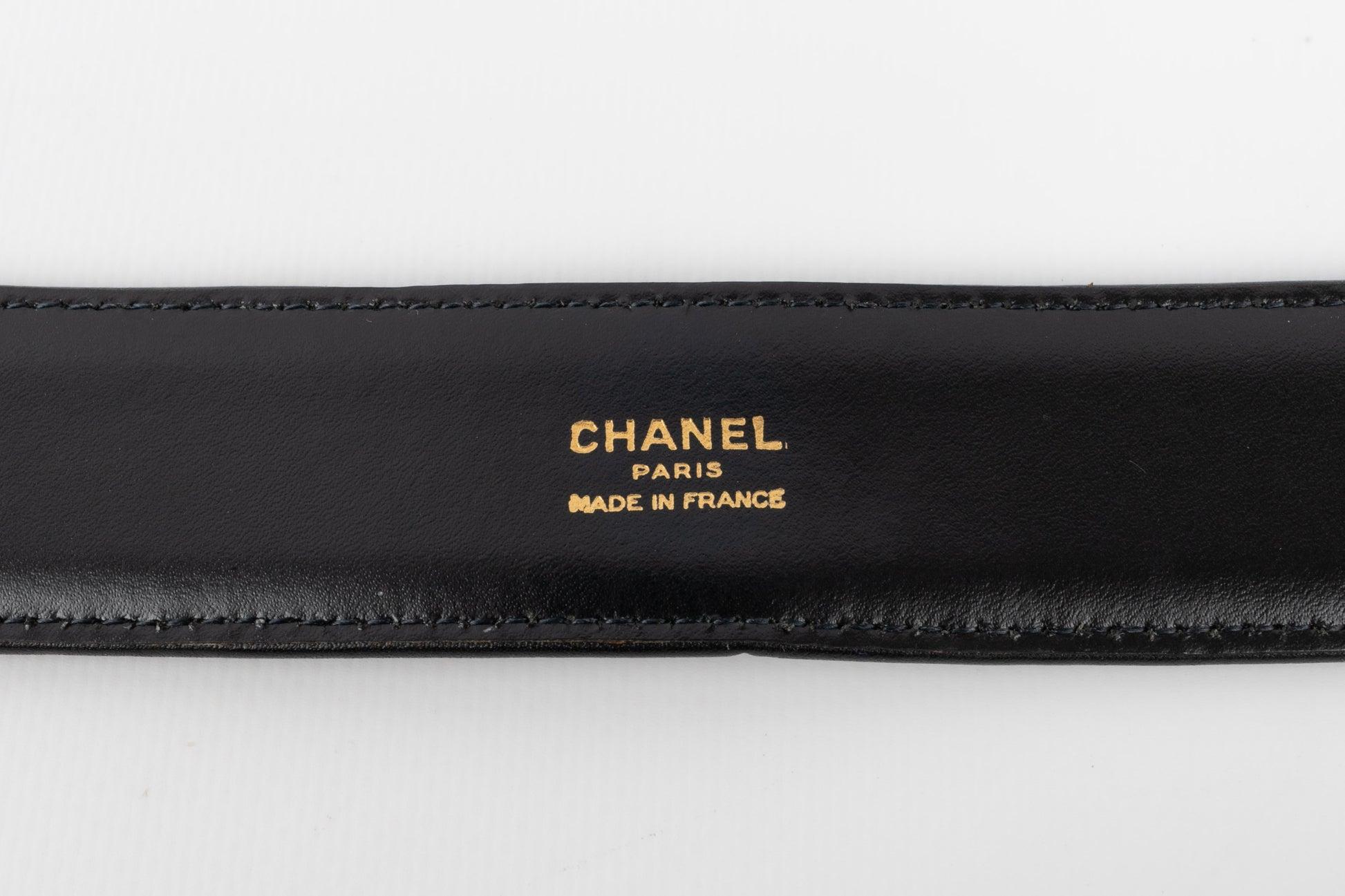Ceinture Chanel en cuir avec boucle en métal doré en vente 6