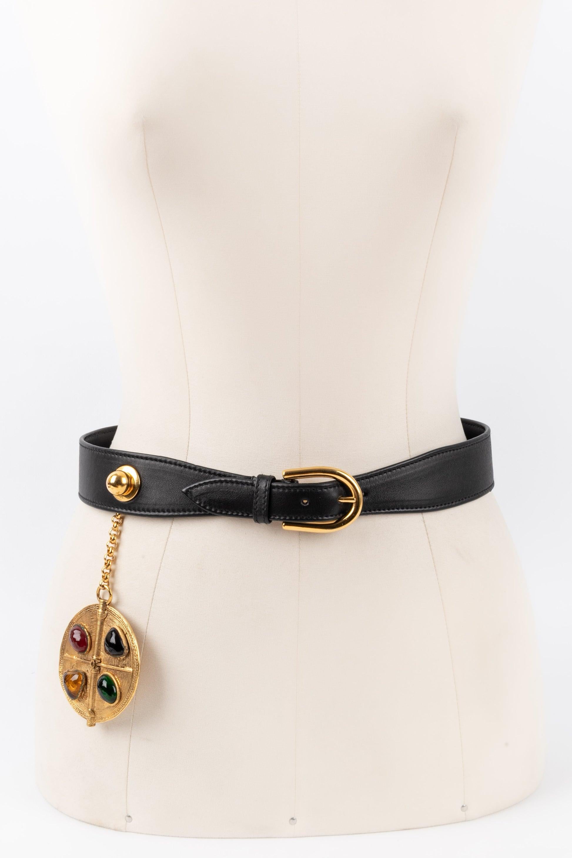 Chanel - (Made in France) Leather belt with a golden metal buckle and a jewelry charm ornamented with glass paste cabochons.

Additional information:
Condition: Very good condition
Dimensions: Size 70

Seller Reference: CCB99