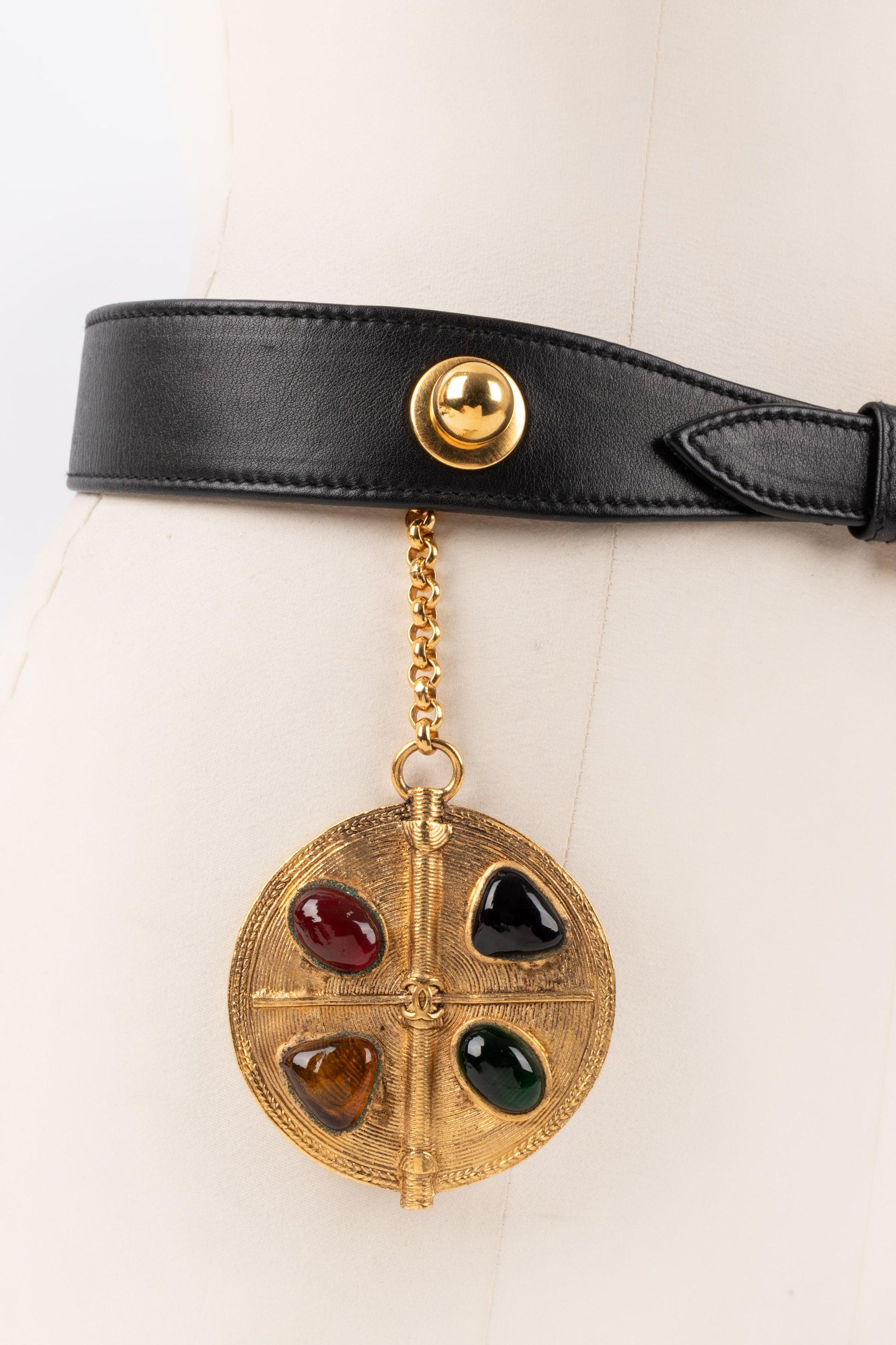 Chanel Jewelry Ledergürtel mit goldener Metallschnalle im Zustand „Hervorragend“ im Angebot in SAINT-OUEN-SUR-SEINE, FR