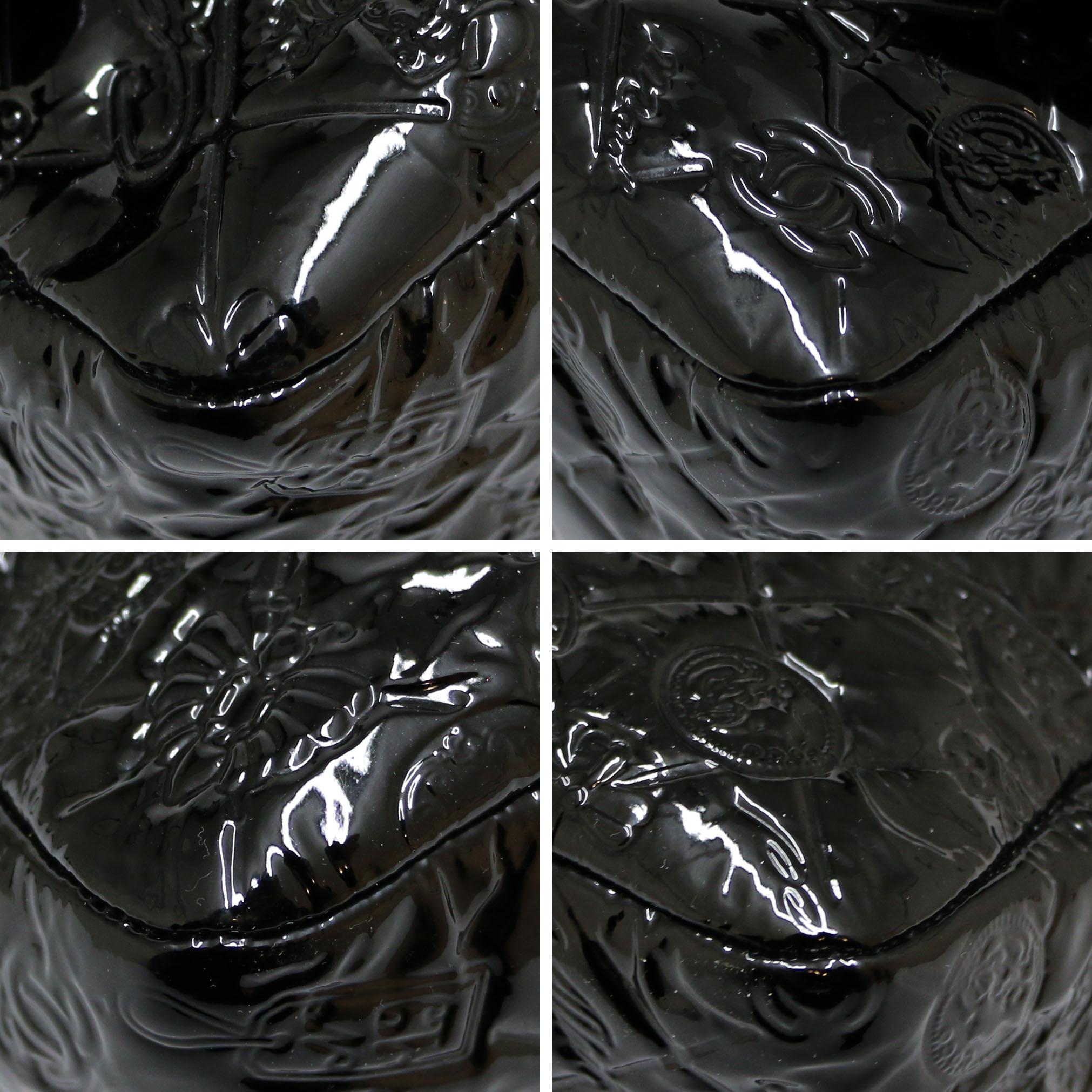Estado : muy bueno
Fabricado en Italia
Sexo : mujer
Material: charol
Interior: satén burdeos
Color : negro
Medidas: 31 x 15 x 7 cm
Bandolera : simple 90 cm, doble 58 cm
Holograma : sí
Tarjeta de autenticidad : no
Año: 2010-2011
Metal acabado plata