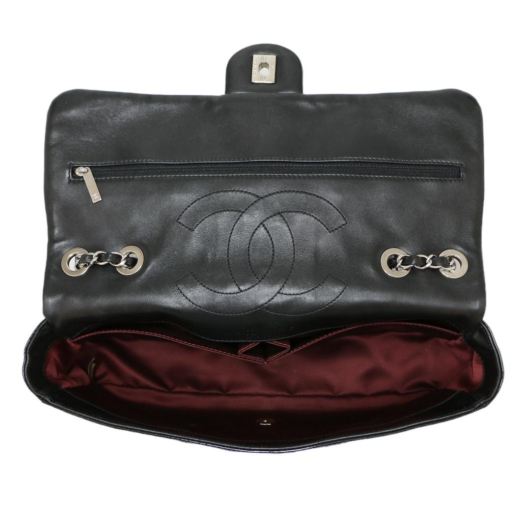 CHANEL Bolso Jumbo Charol Repujado Negro en Excelente Estado en Paris, FR