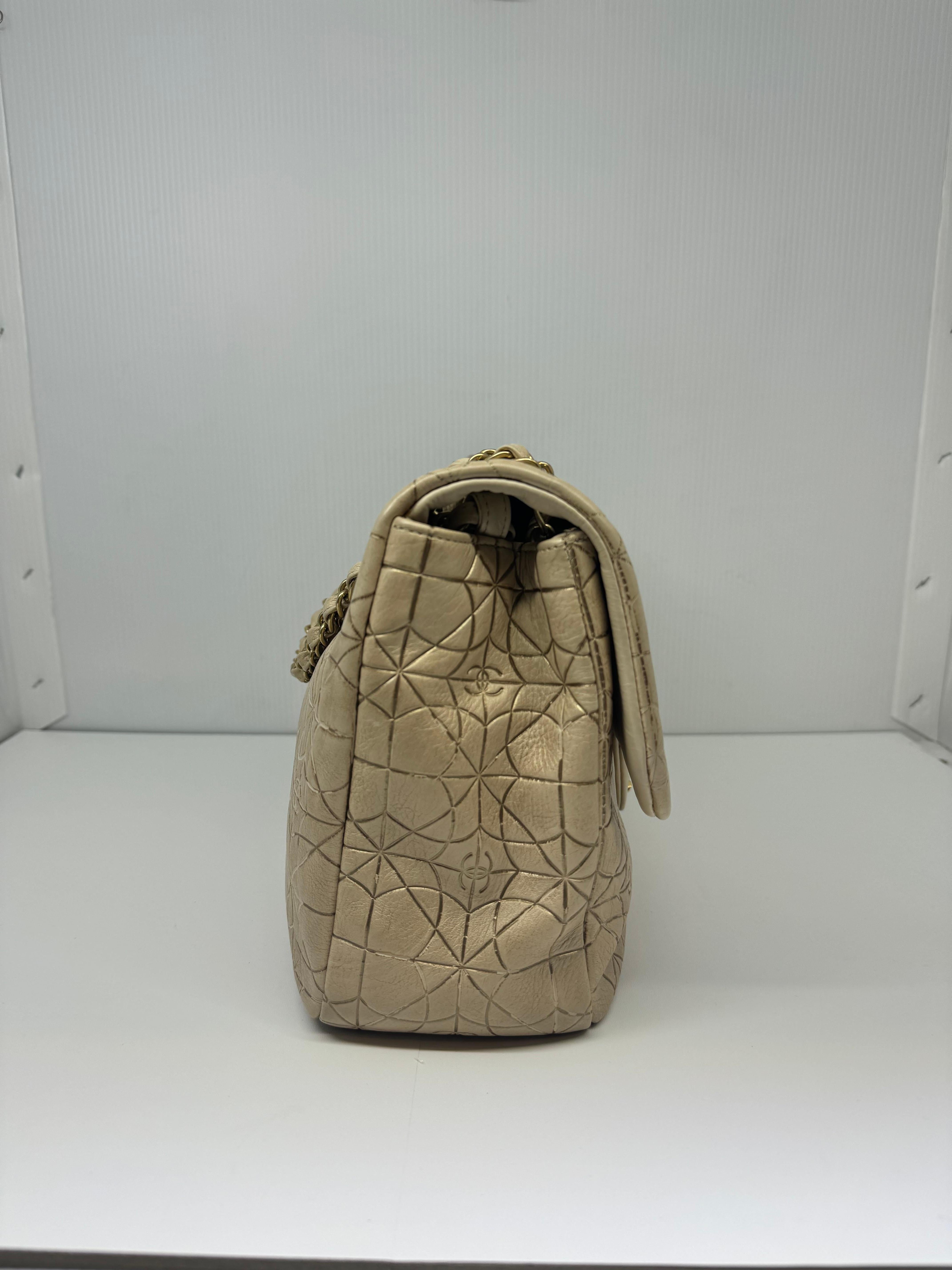Paris-Moscou Moujik Flap bag in beige with gold brushed tone. Overall in good condition, with minor scuffing on the corners and on the flap under the cc hardware. Lightweight and supple, perfect for daily wear. Satin lining. Series #13. Comes with