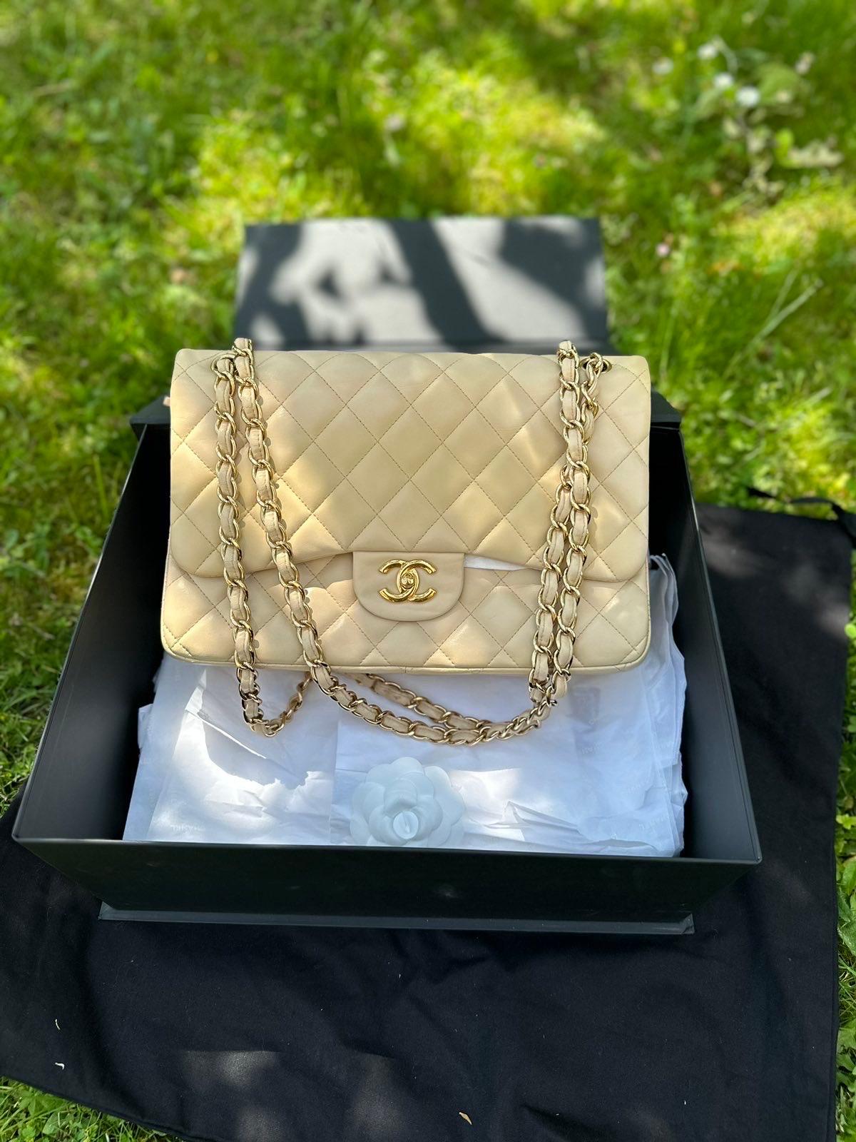 Bag Chanel jumbo lamb leather quilted beige.

Closure is in gold metal. The chain is gold metal and leather. Inside the bag, two flat pockets as well as a larger front and rear. Double flap. 
Front flp a little discolorised. Not very visible.
But