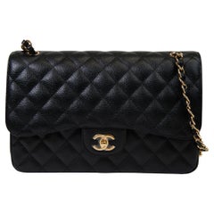 Borsa Chanel Jumbo Classic con doppia patta, caviale nero e hardware dorato