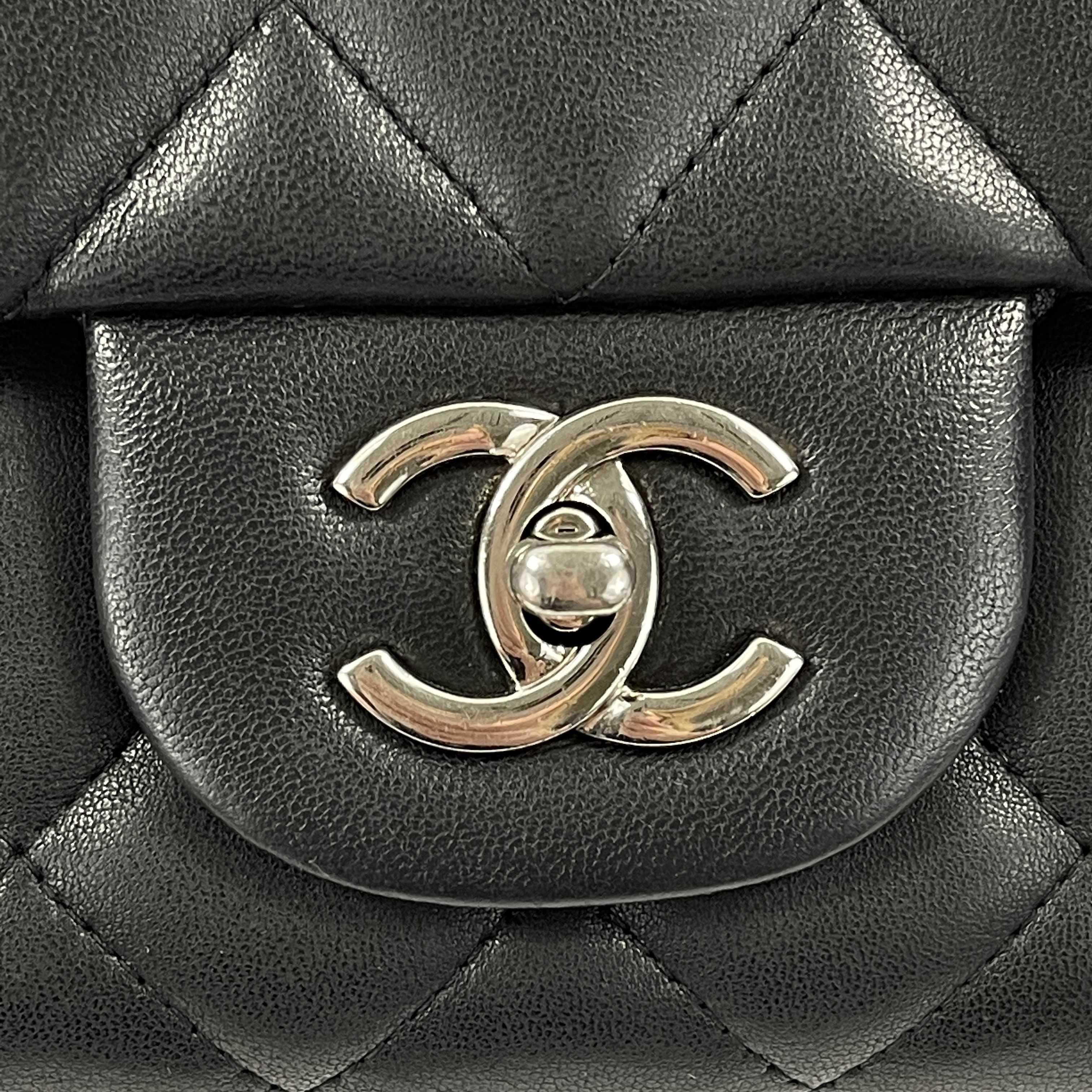 	CHANEL - Jumbo Classic Flap CC Quilted Black Lambskin Shoulder Bag / Crossbody For Sale 5