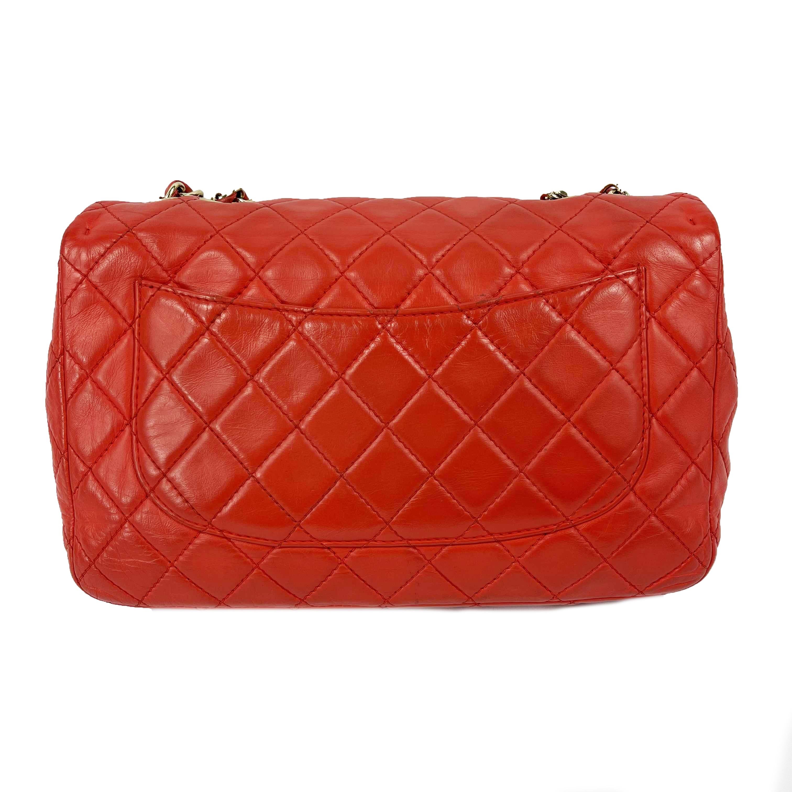 CHANEL - Timeless Jumbo Classic Flap - Orange/Red Lambskin Shoulder Bag

Description

2008-2009 Collection Era.
This handbag is crafted in an orange based red lambskin leather with the Chanel signature diamond quilt pattern.
CC turn lock