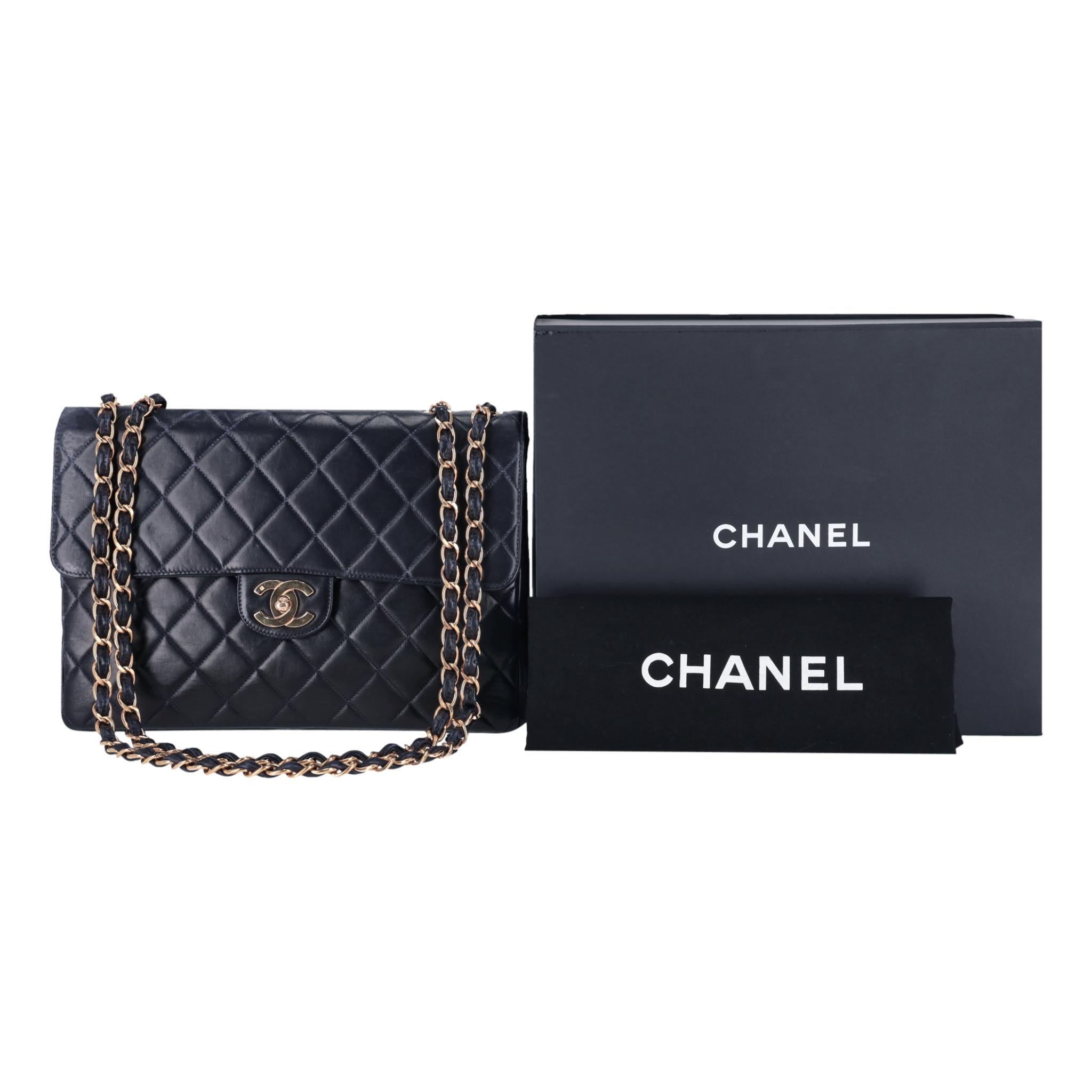 Pièce d'investissement - Chanel Jumbo Diamond Quilted Lambskin Timeless Bag With 24k Gold Plated Hardware

Sac à main Icone en cuir d'agneau matelassé à losanges avec accessoires plaqués or 24k.

Il est doté d'un rabat sur le devant, d'une fermeture