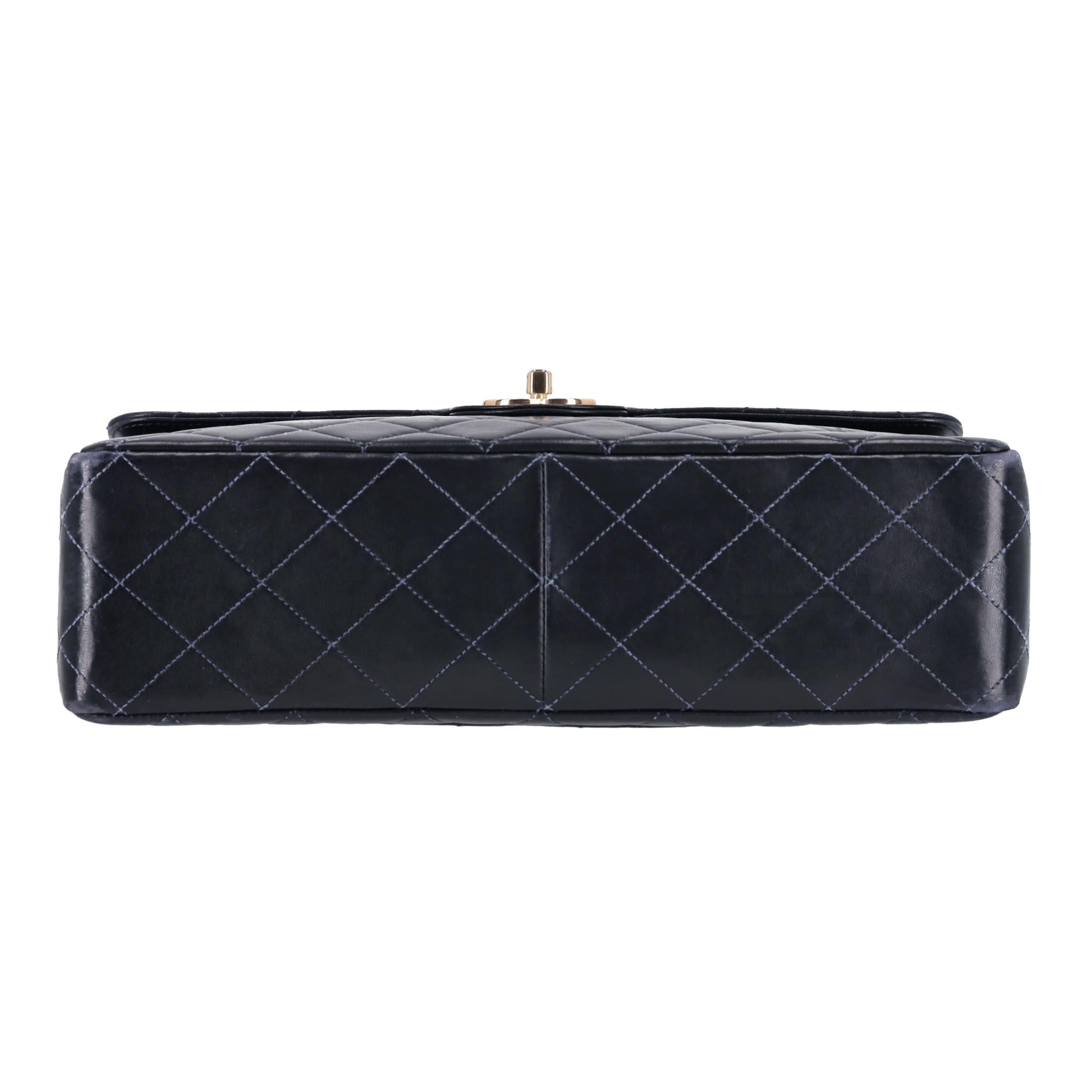 Chanel Jumbo Diamond Quilted Lambskin Timeless Bag With 24k Gold Hardware Pour femmes en vente