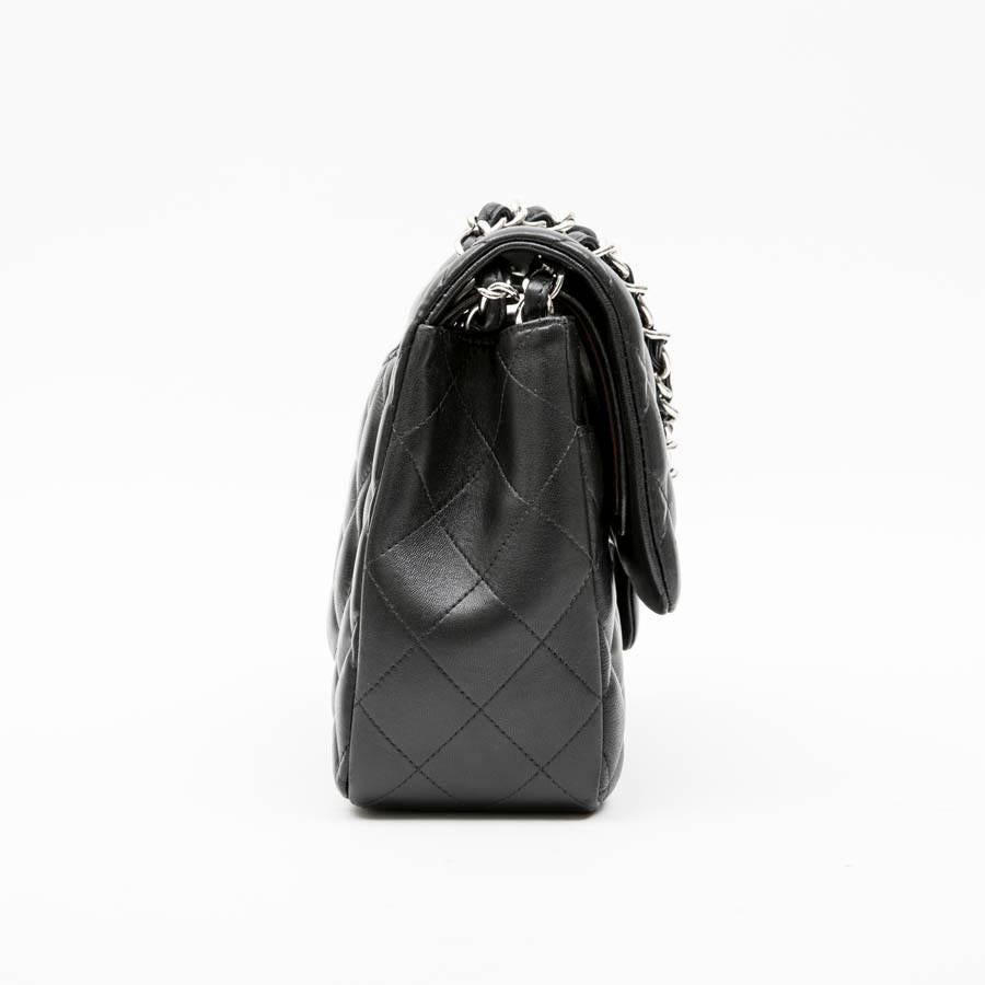 CHANEL Jumbo Double Flap Bag in Black Smooth Quilted Lamb Leather In Excellent Condition In Paris, FR