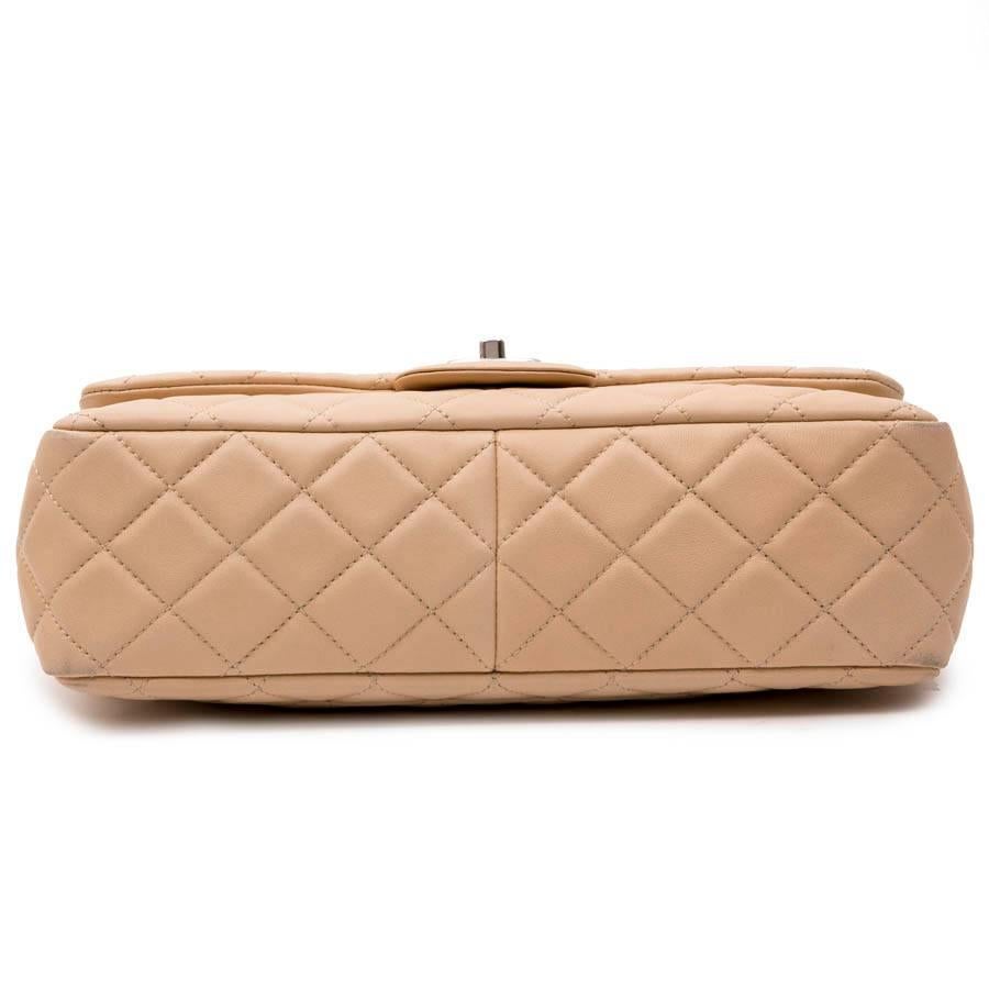 CHANEL Jumbo Flap Bag in Beige Smooth Quilted Lambskin Leather In Good Condition In Paris, FR