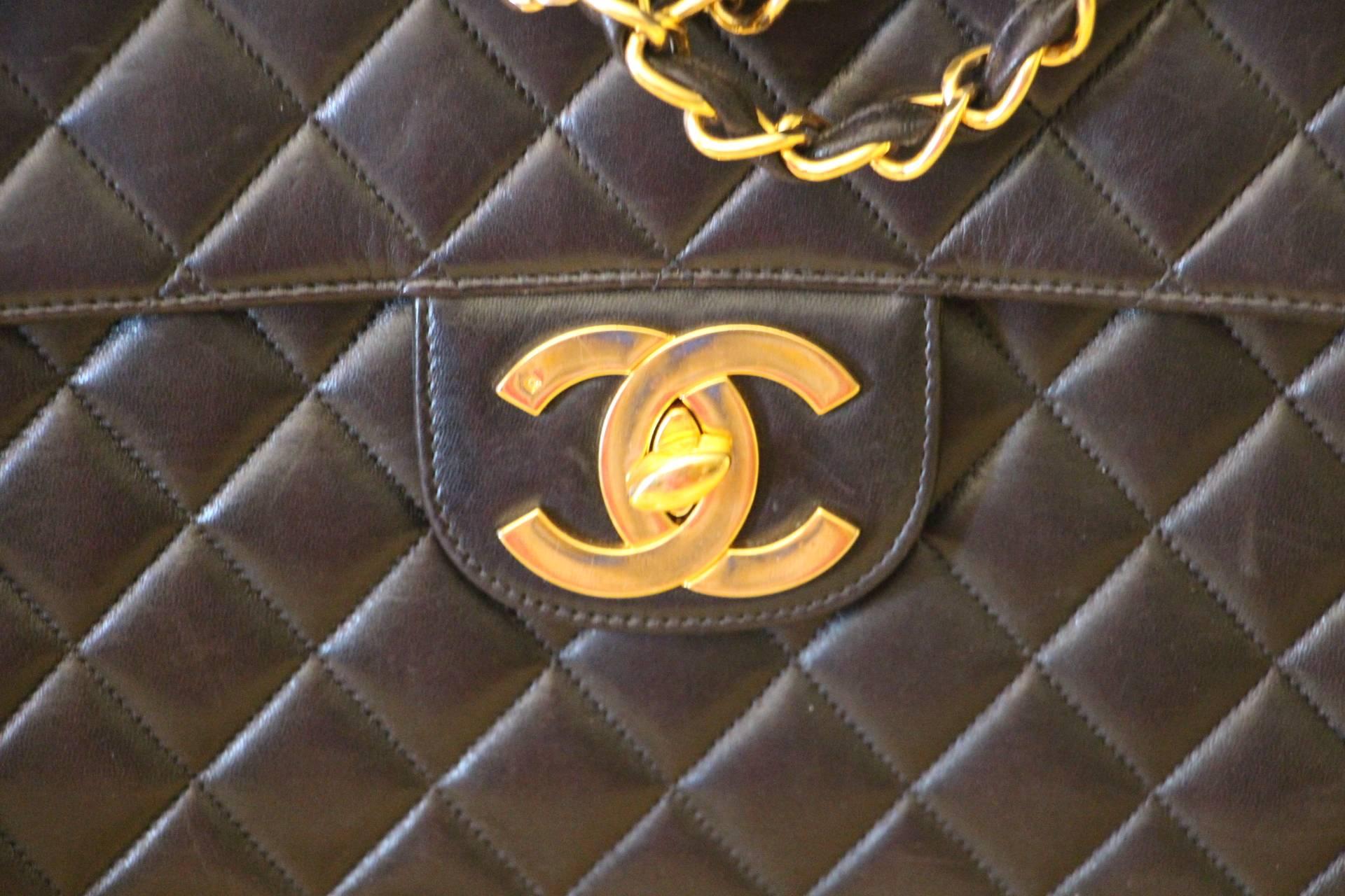 An iconic Chanel jumbo flap bag made of a soft black lambskin leather with bright gold tone hardware.
The classic Chanel chain with gold tone chain links interwoven with black lambskin leather can be worn single or double. Double chain measuring a