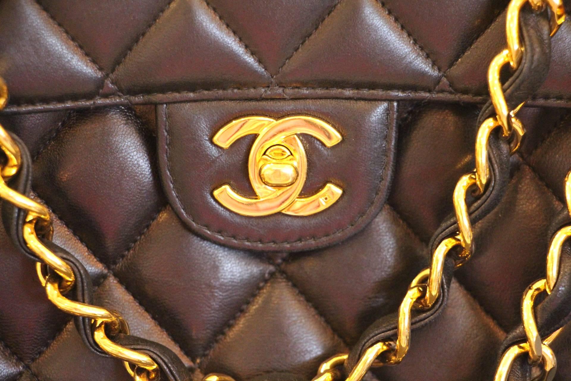 An iconic Chanel Jumbo Flap Bag made of a soft black lambskin leather with bright gold tone hardware.
The classic Chanel chain with goldtone chain links interwoven with black lambskin leather can be worn single or double. Double chain measuring a