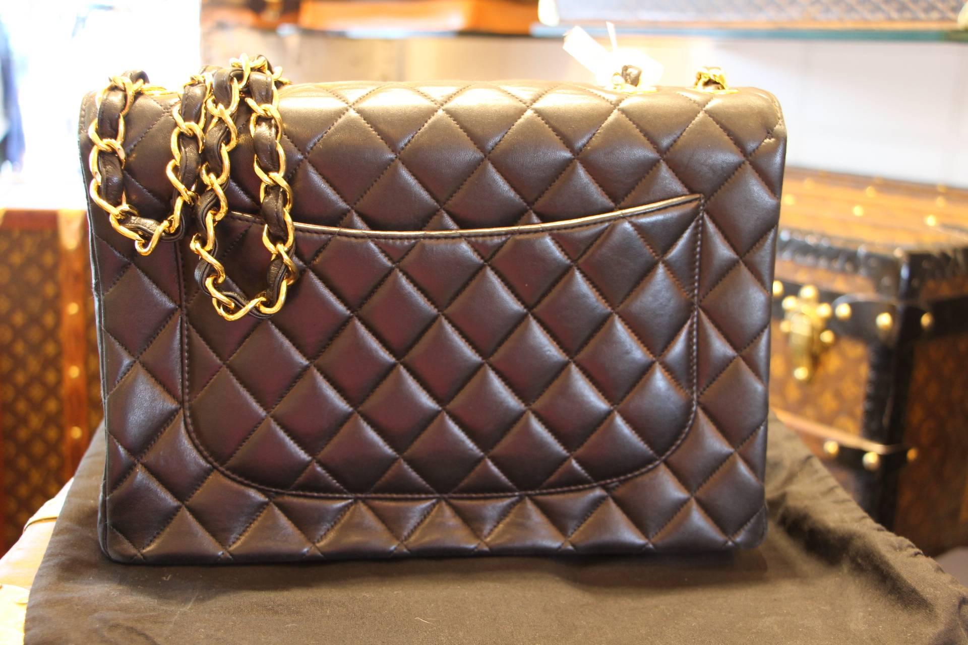 Chanel Jumbo Flap Bag in Black Lambskin In Excellent Condition In Saint-Ouen, FR